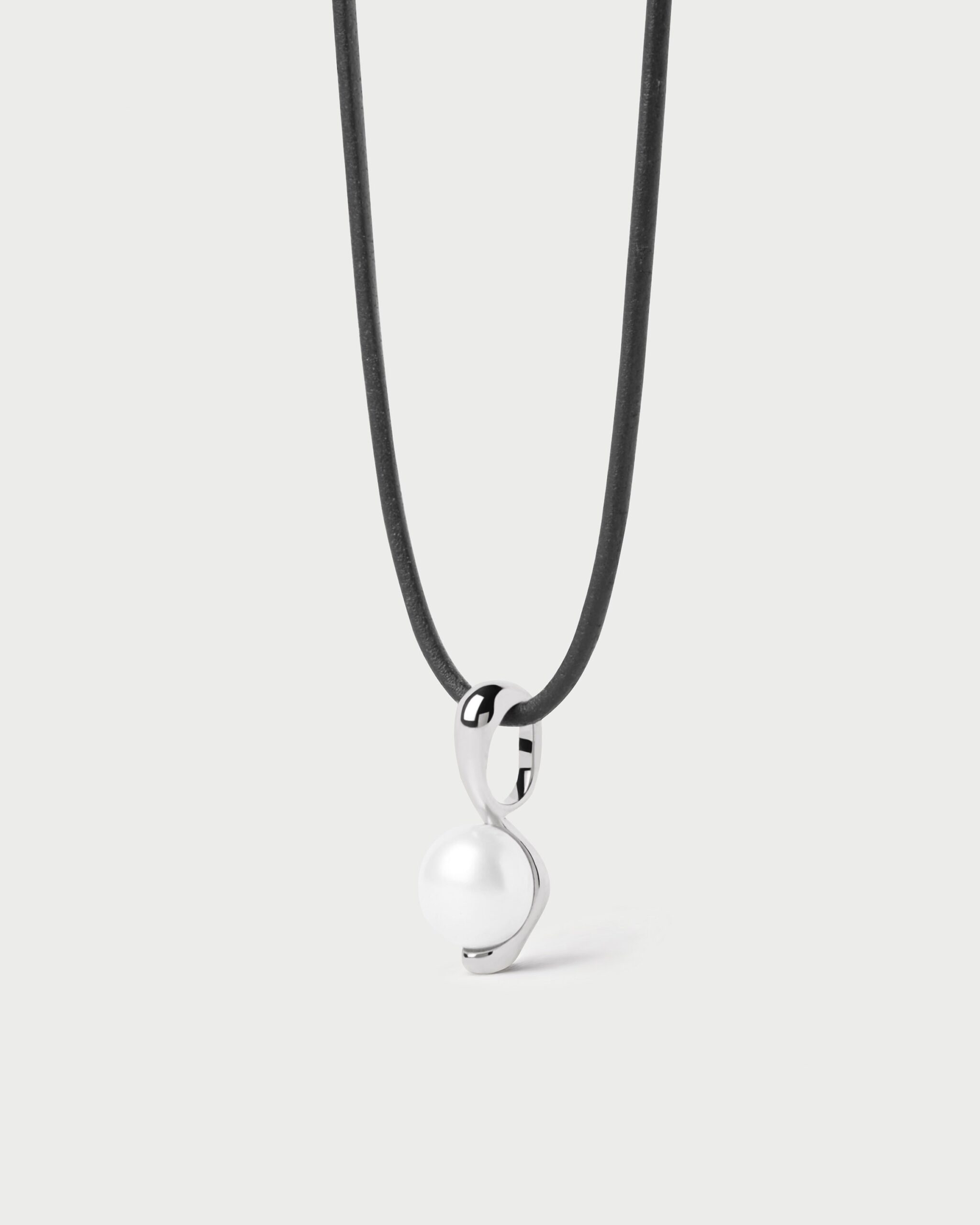 La perla essential silver pendant