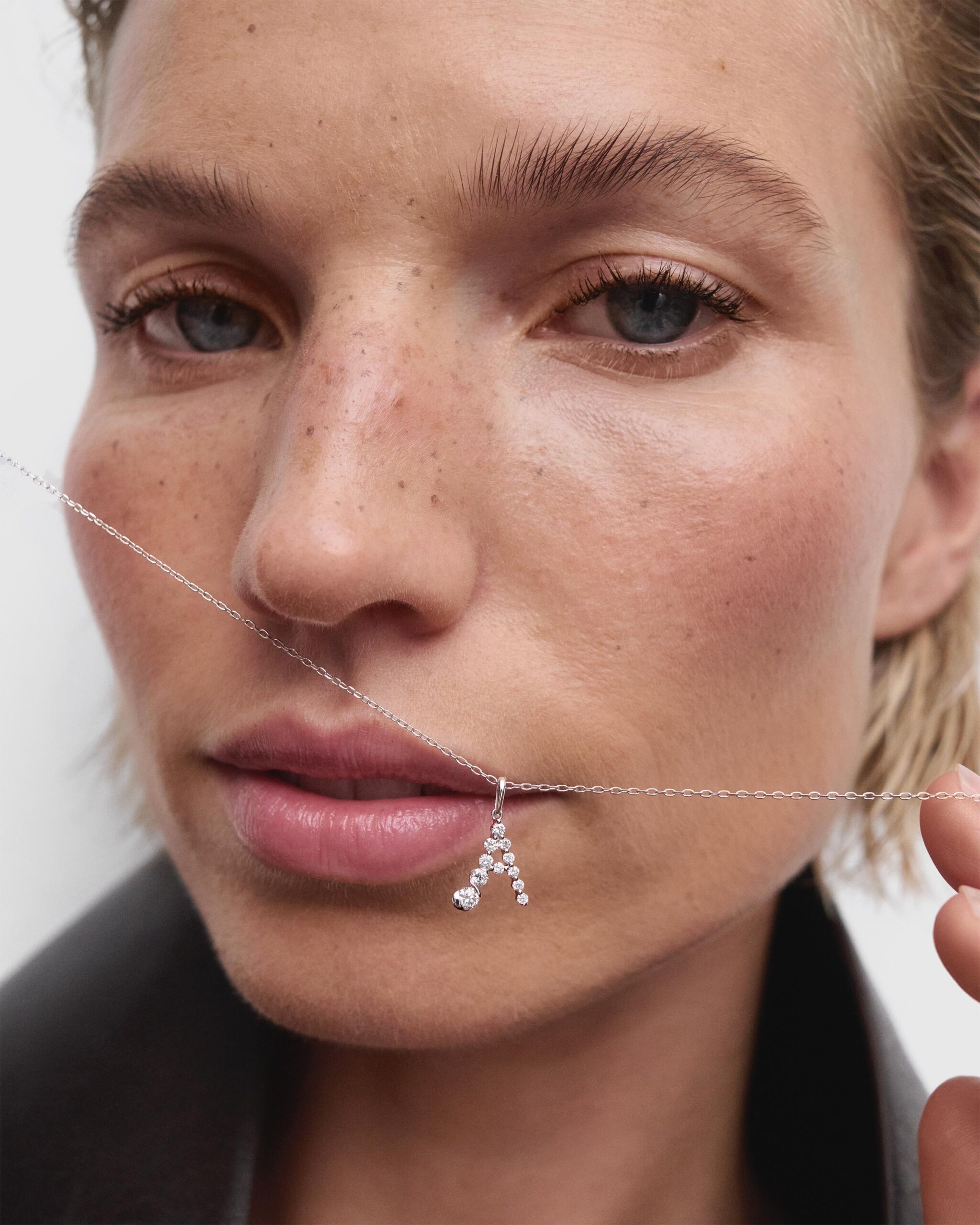 Diamonds and white gold Initial pendant