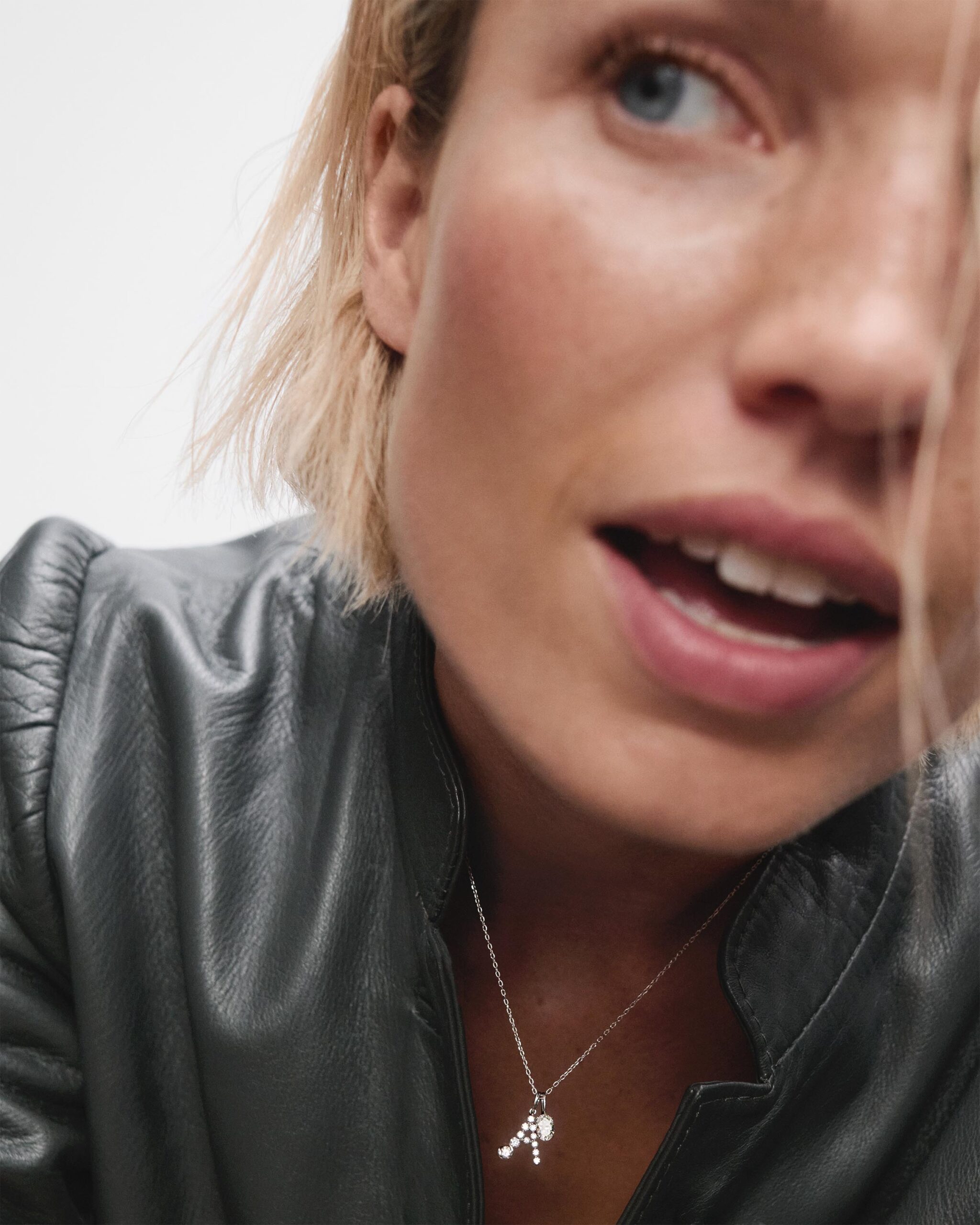 Diamonds and white gold Initial pendant