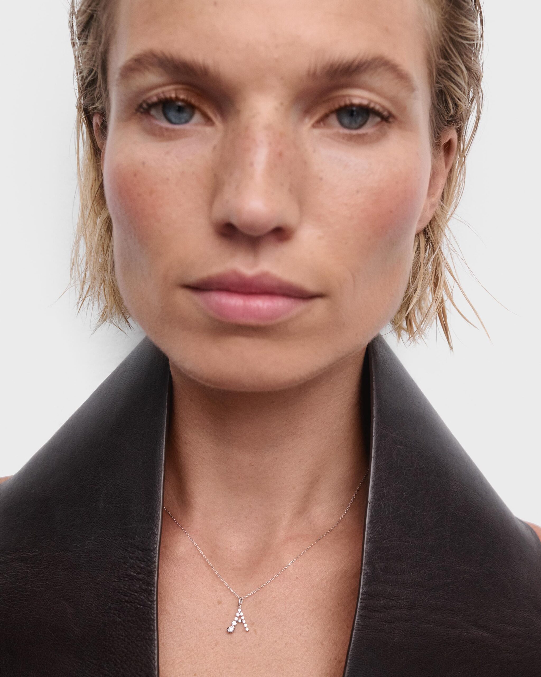 Diamonds and white gold Initial pendant