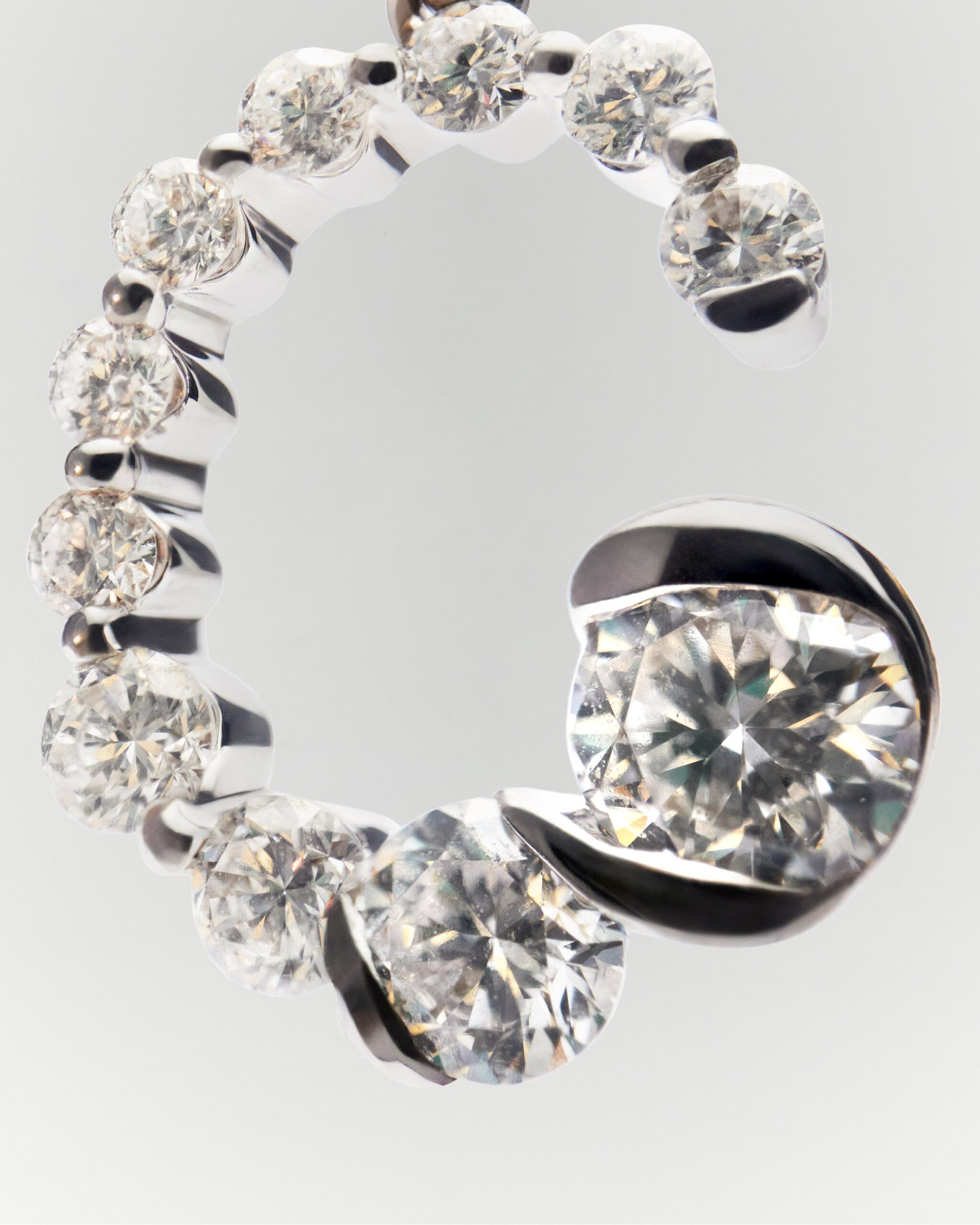 Diamonds and white gold Initial pendant