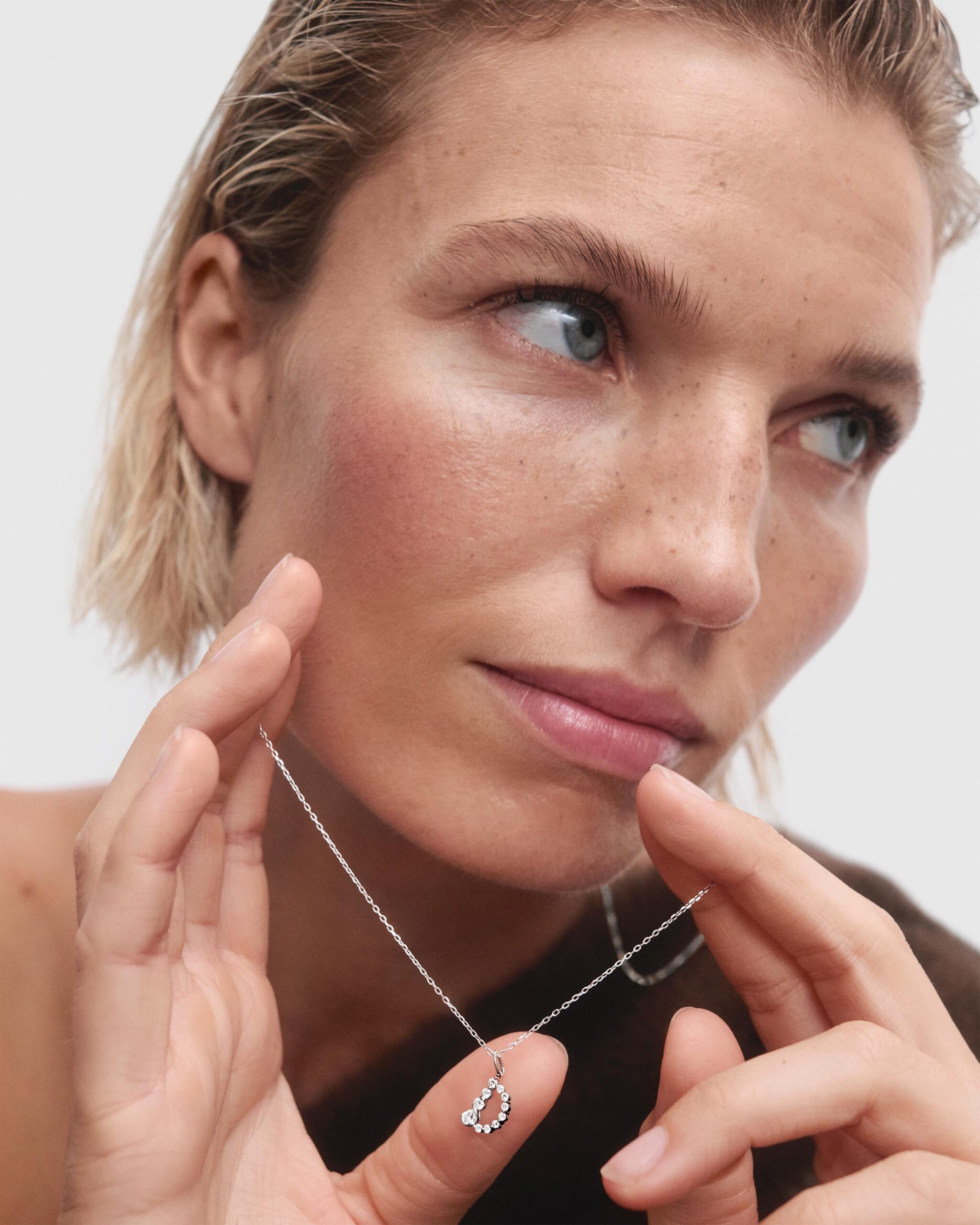 Diamonds and white gold Initial pendant