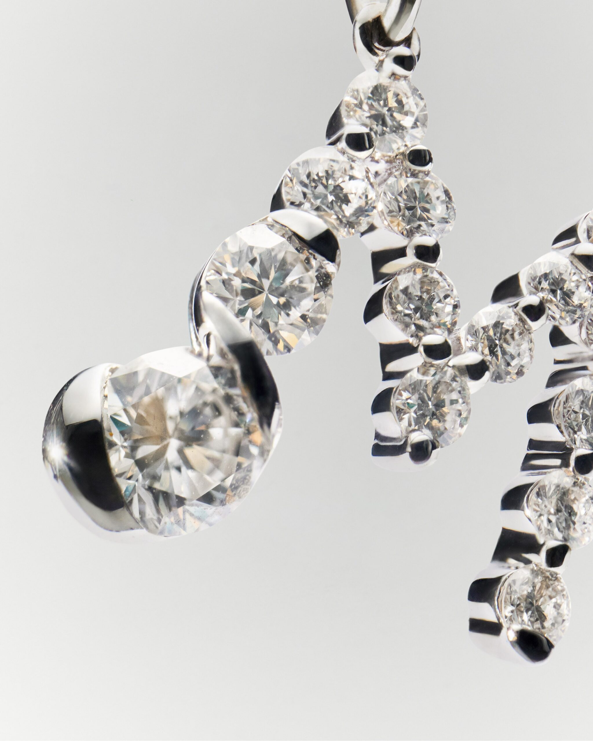 Diamonds and white gold Initial pendant