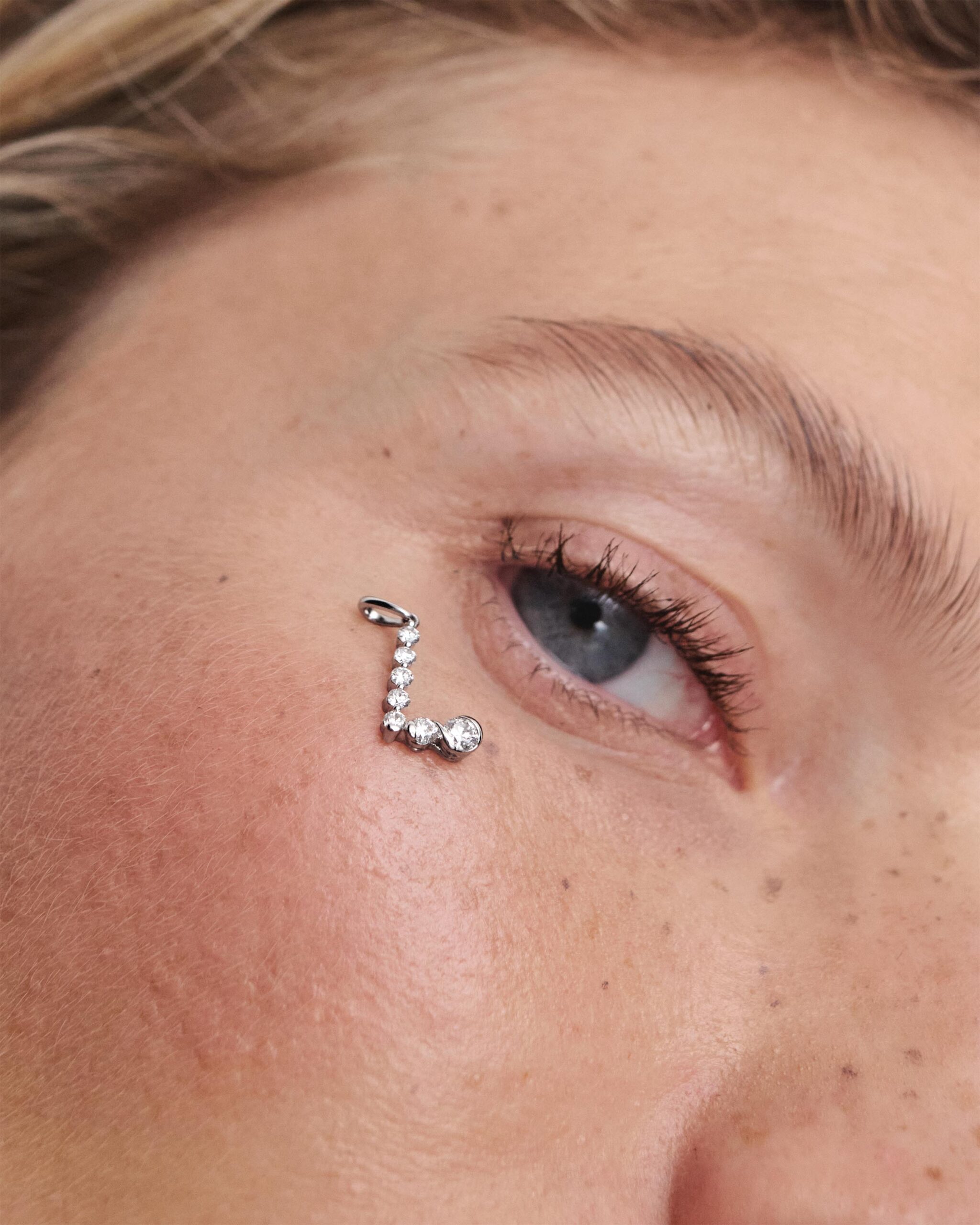 Diamonds and white gold Initial pendant