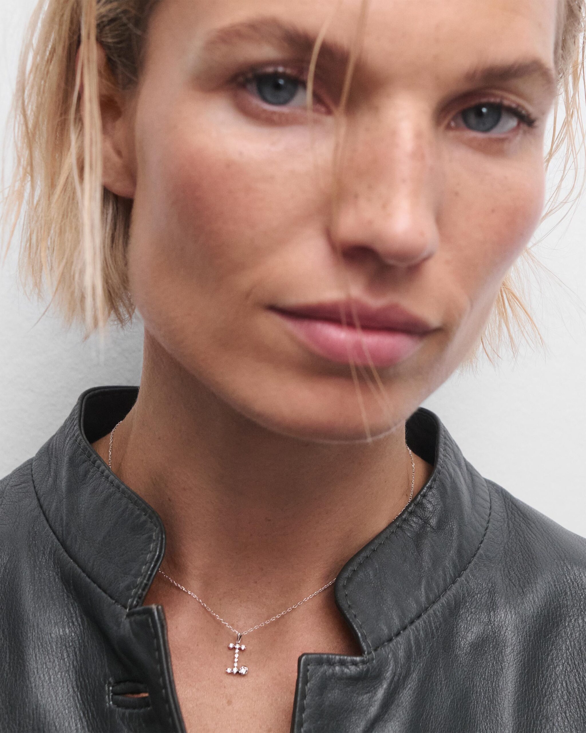 Diamonds and white gold Initial pendant