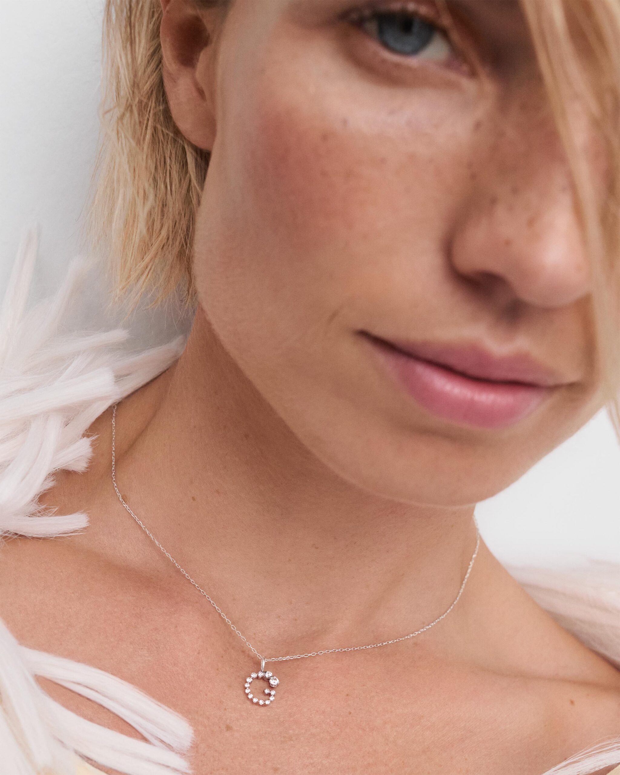 Diamonds and white gold Initial pendant