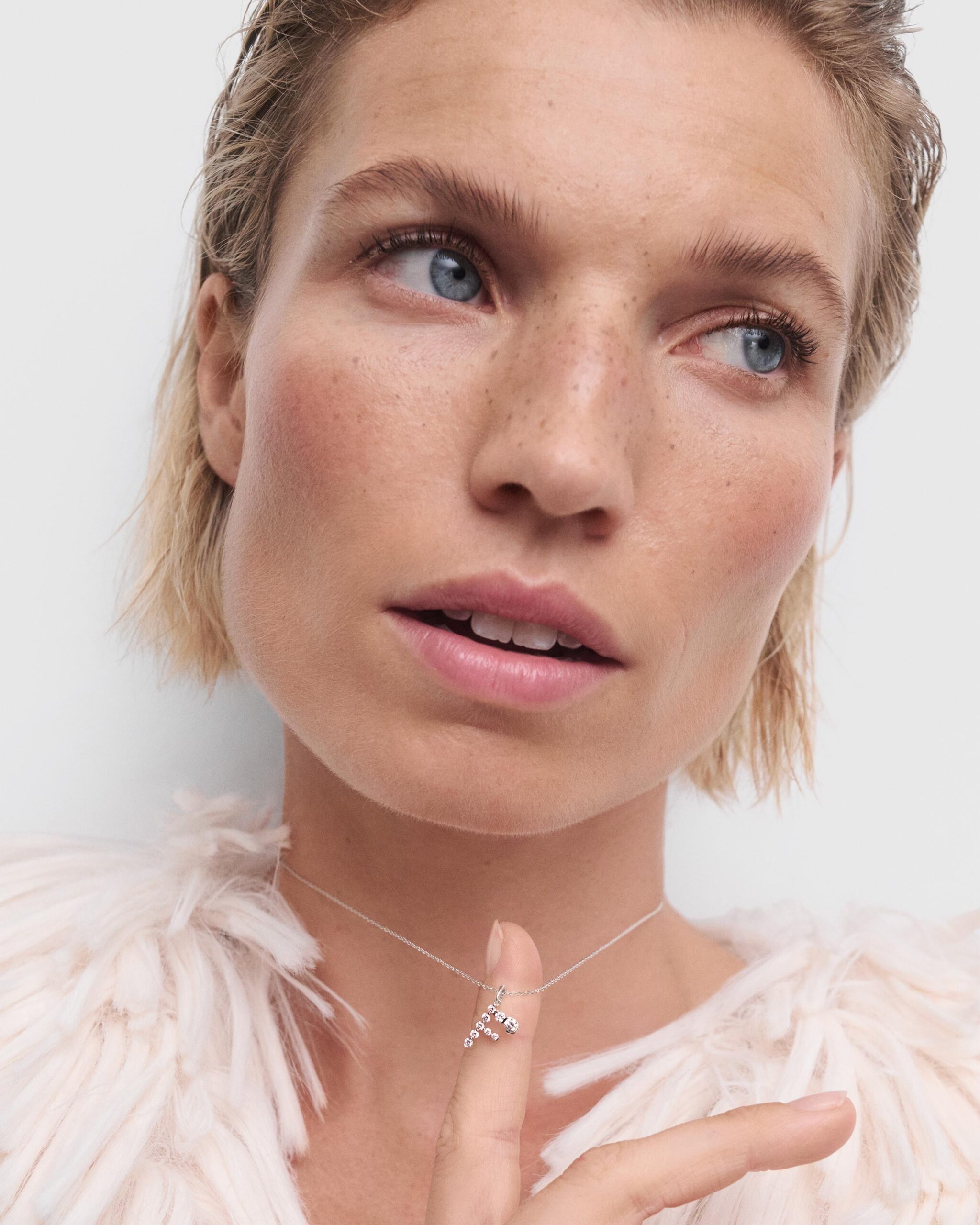 Diamonds and white gold Initial pendant