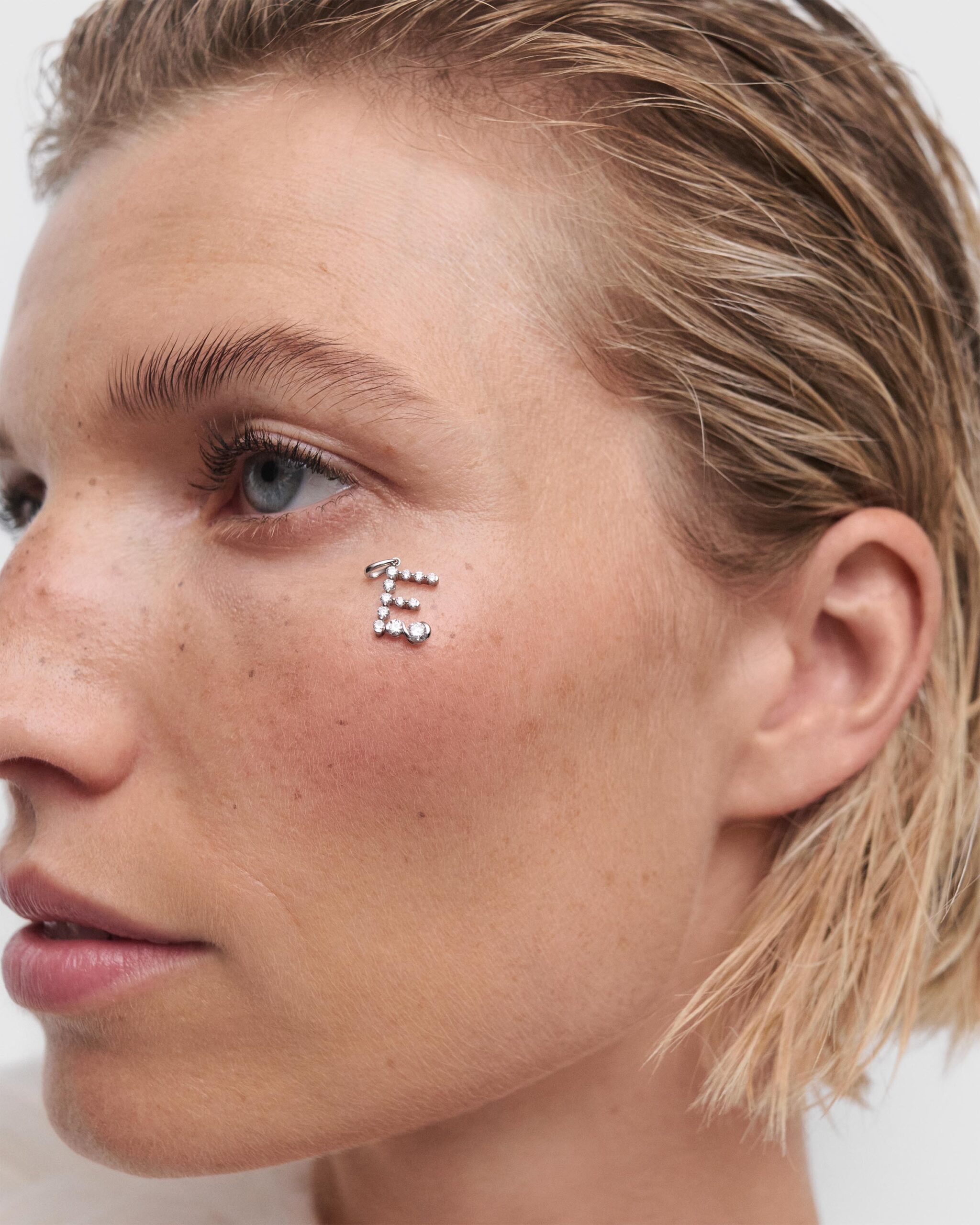 Diamonds and white gold Initial pendant