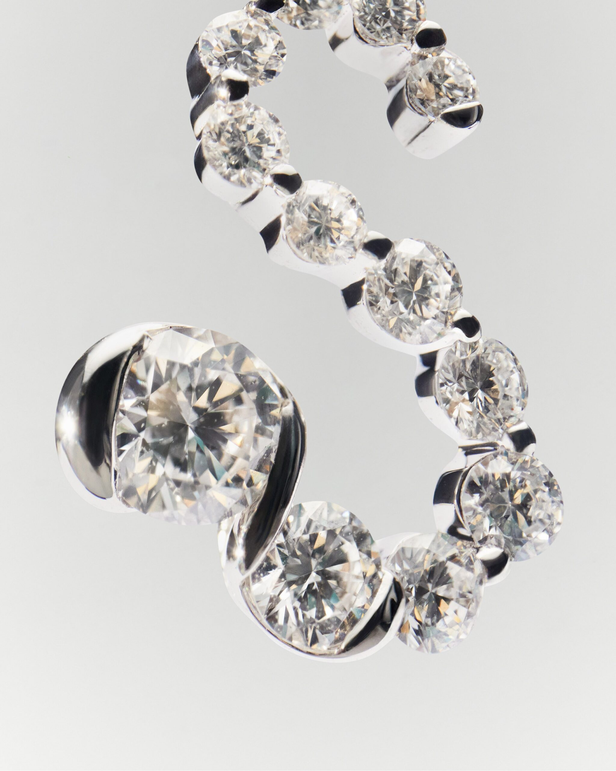 Diamonds and white gold Initial pendant