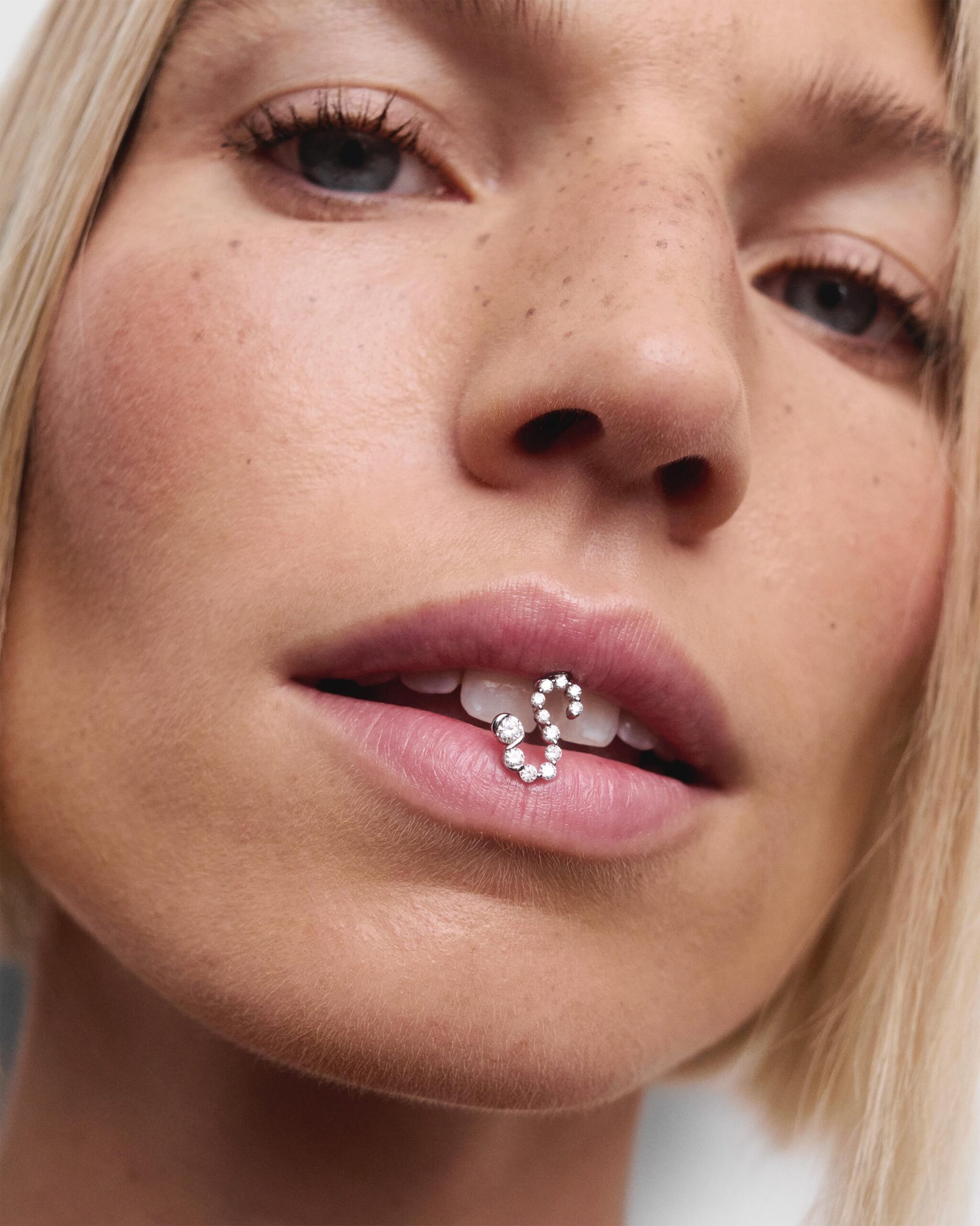 Diamonds and white gold Initial pendant