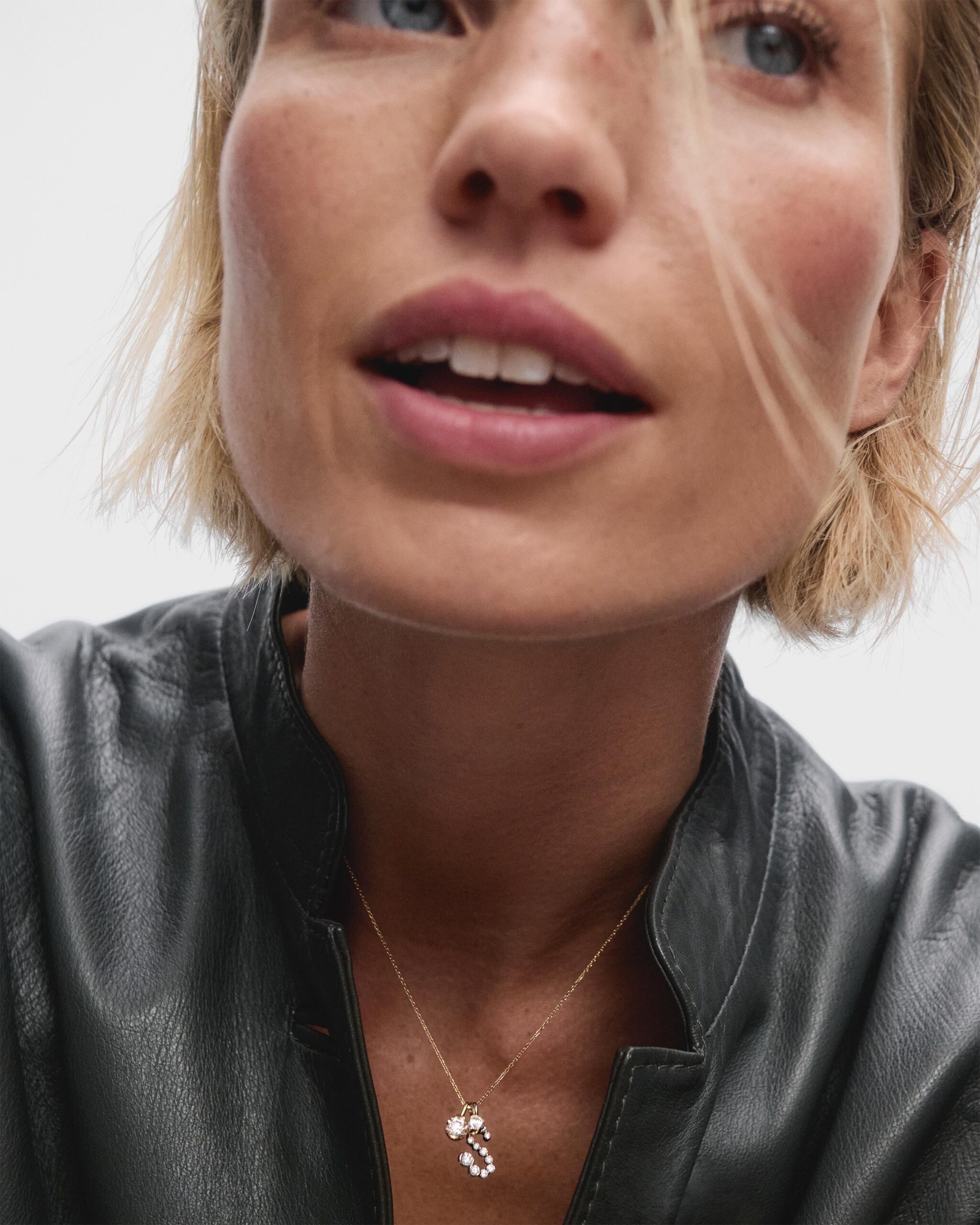 Diamonds and white gold Initial pendant