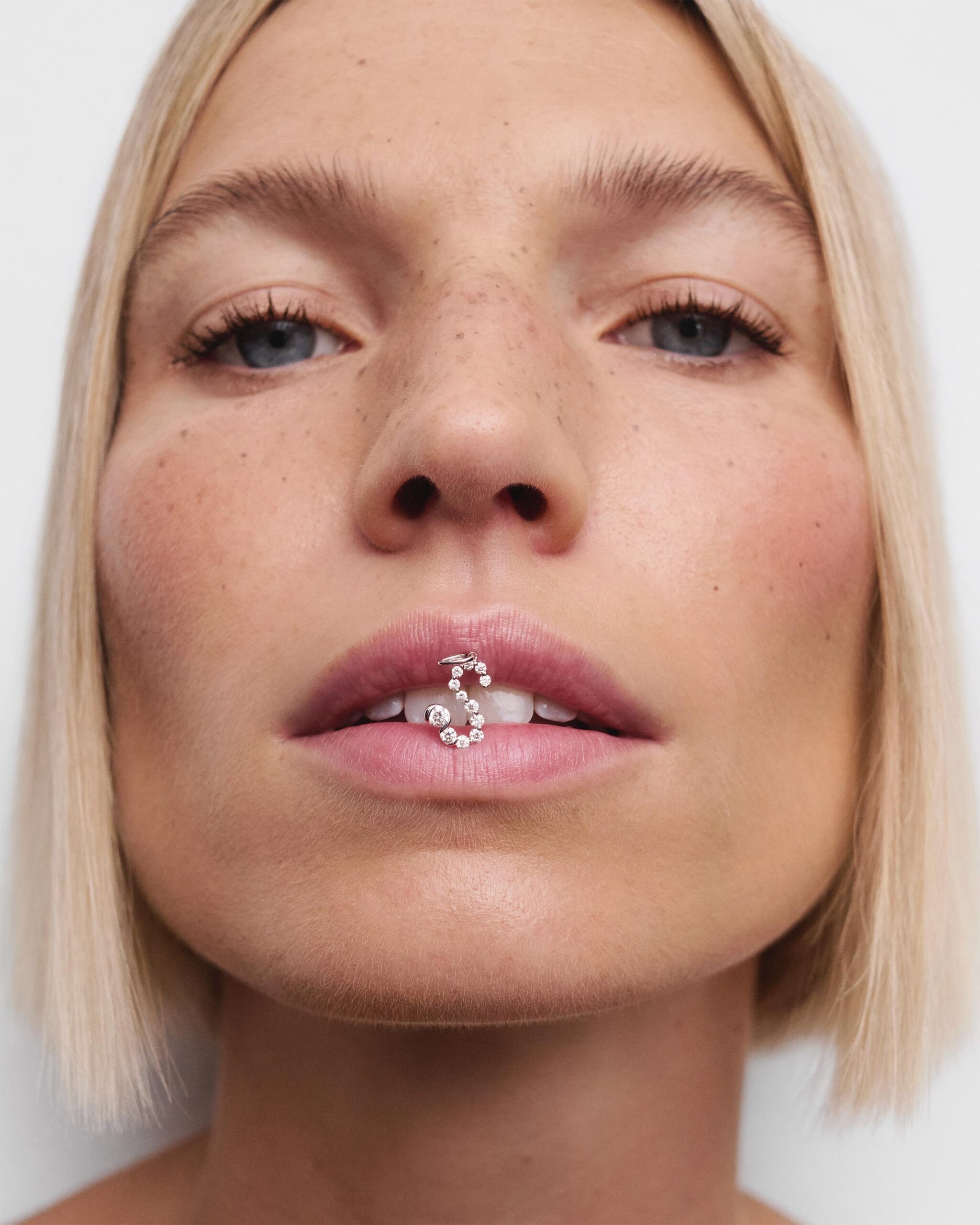 Diamonds and white gold Initial pendant