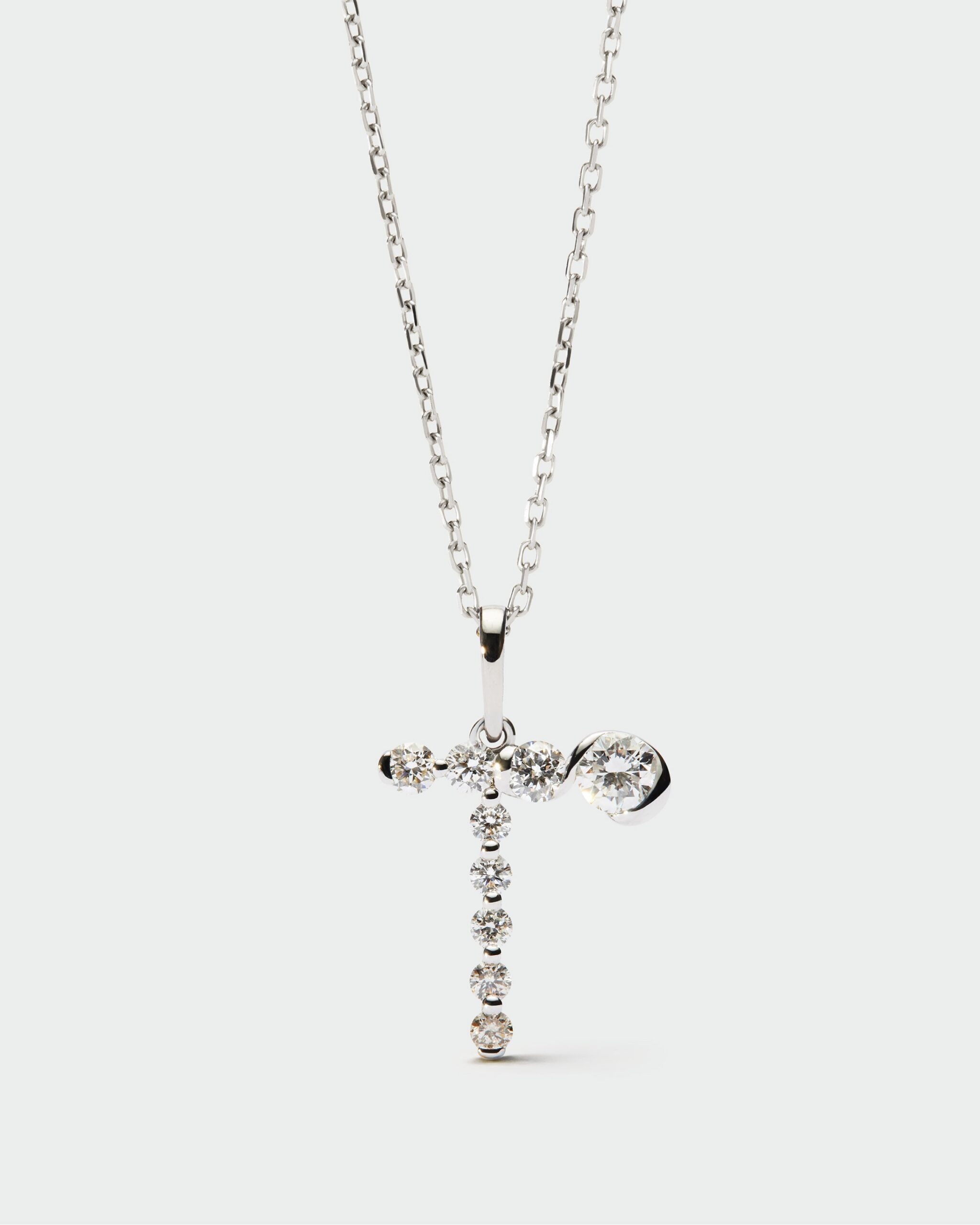 Diamonds and white gold Initial pendant