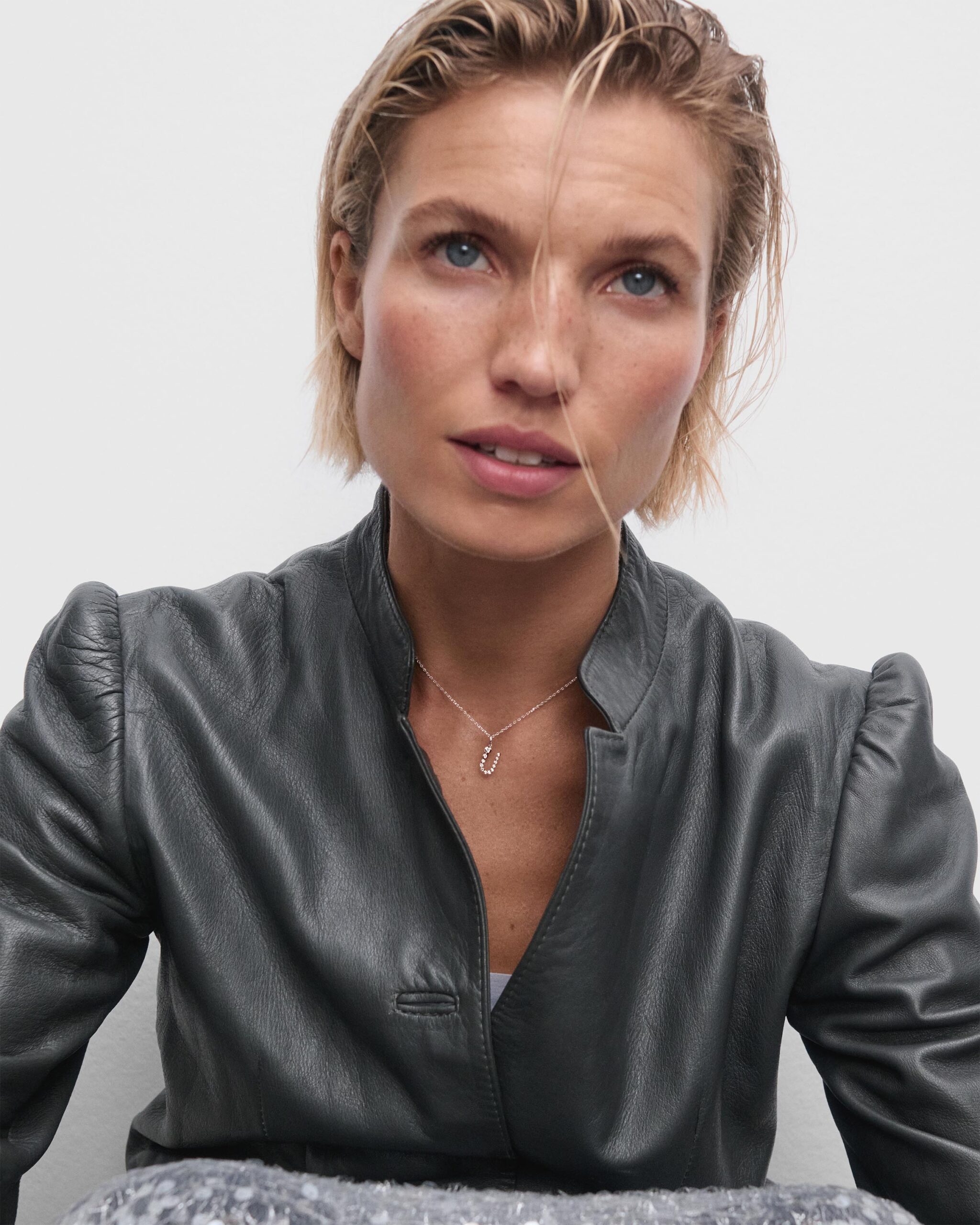 Diamonds and white gold Initial pendant