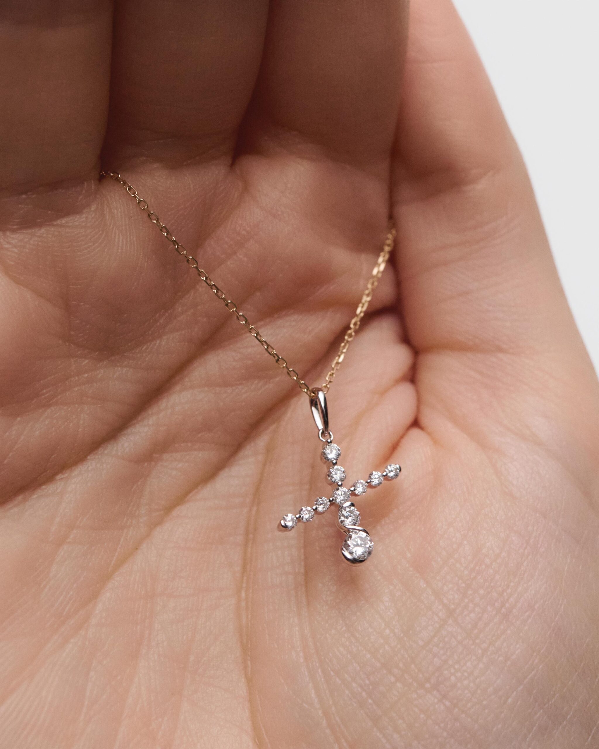 Diamonds and white gold Initial pendant