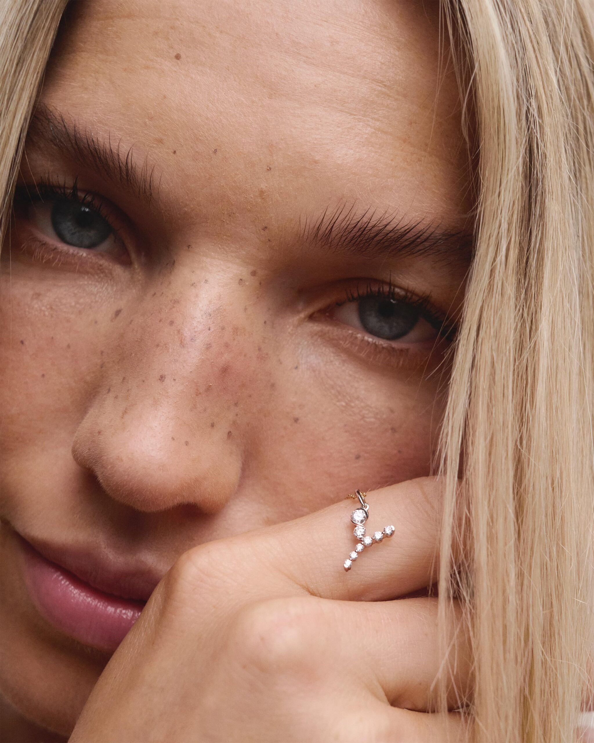 Diamonds and white gold Initial pendant