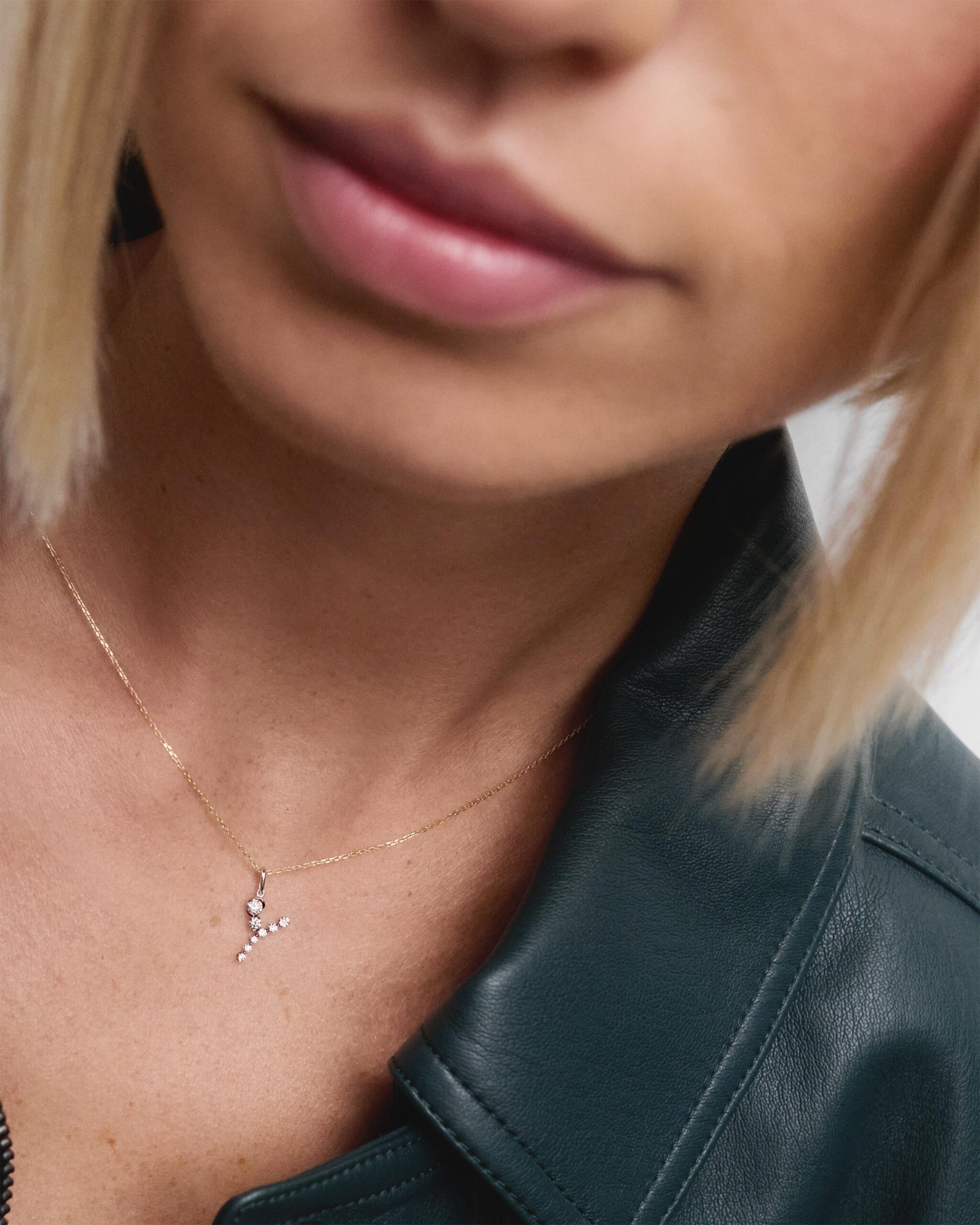 Diamonds and white gold Initial pendant