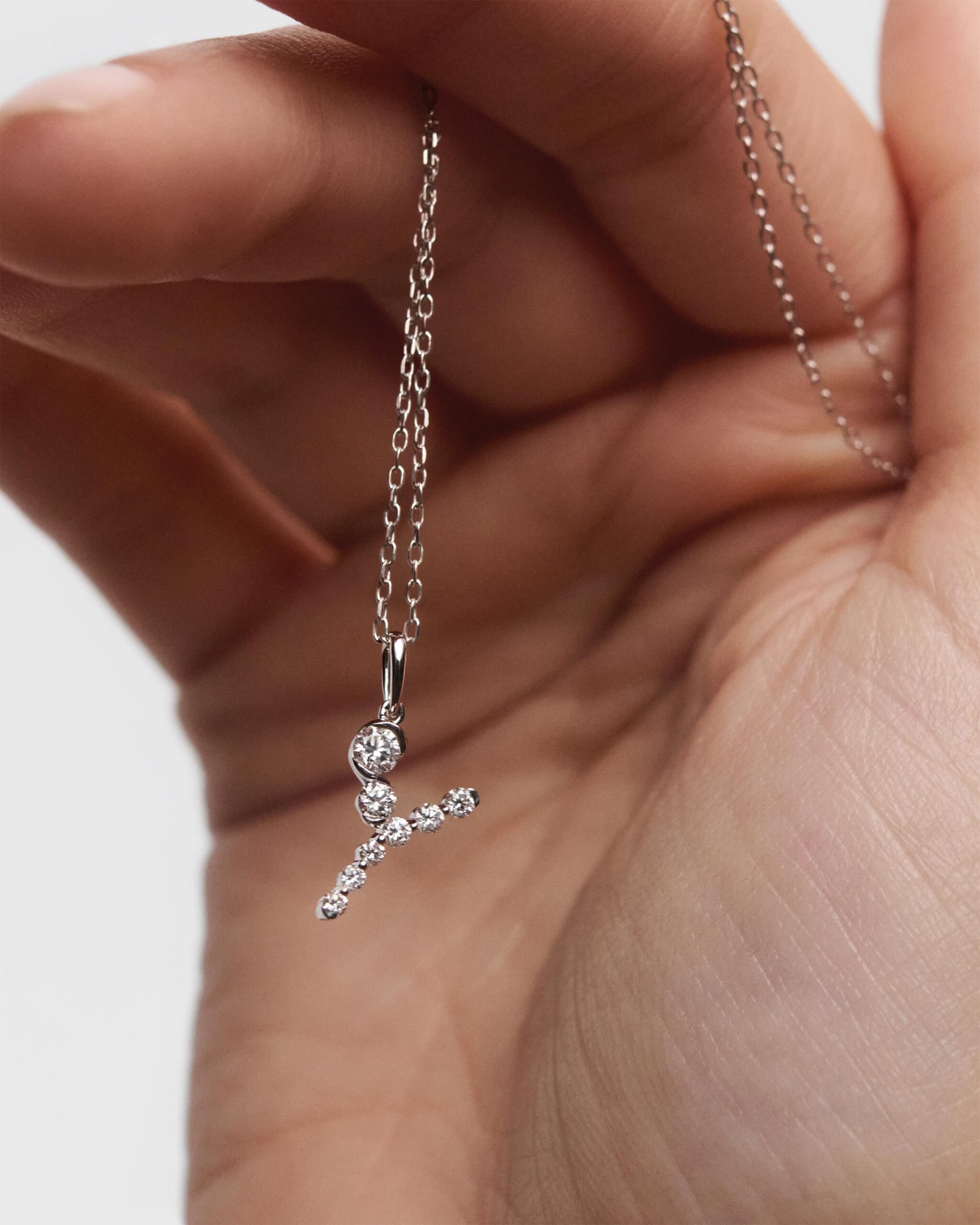 Diamonds and white gold Initial pendant