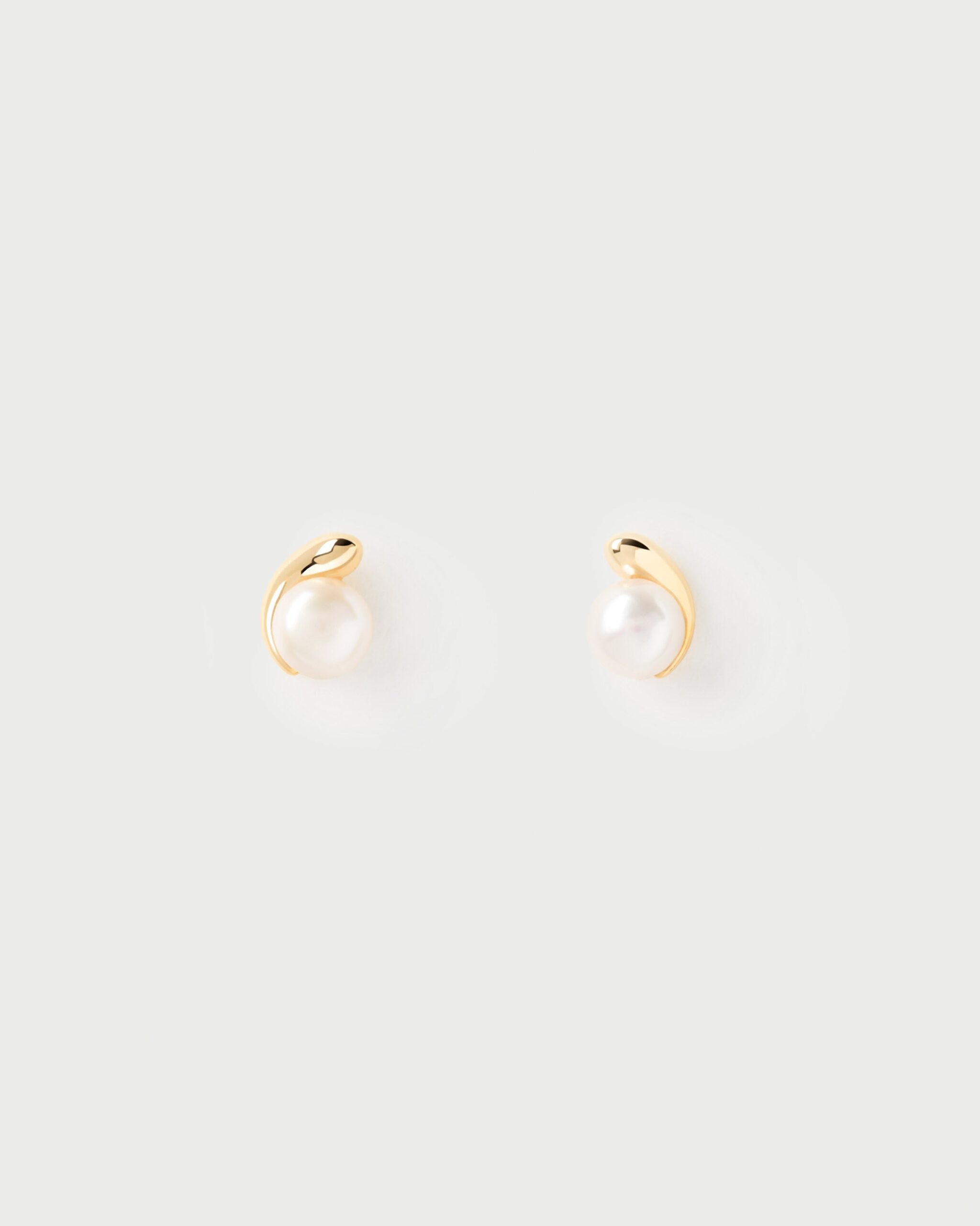 La perla mini stud earrings
