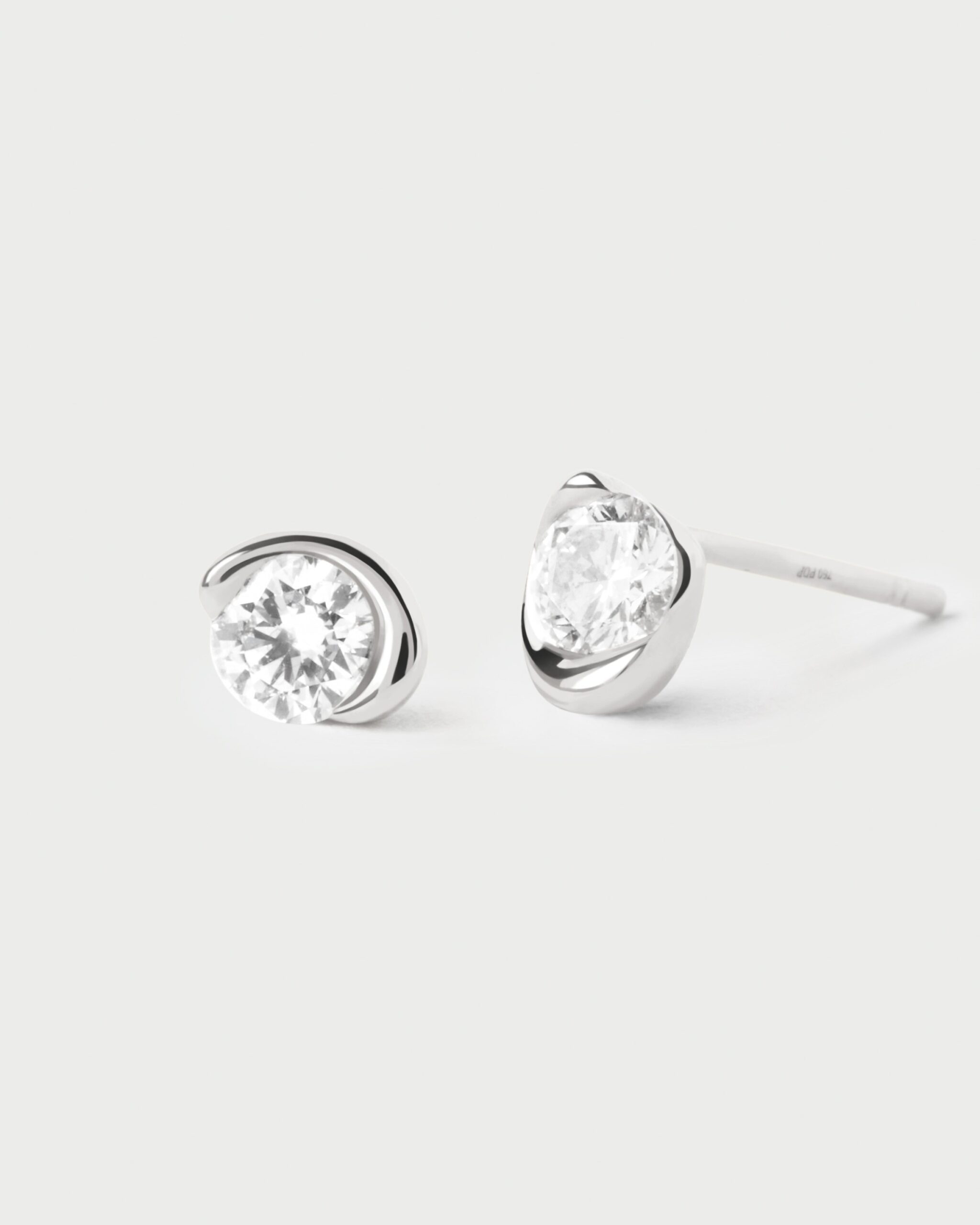 Diamonds and white gold delia stud earrings