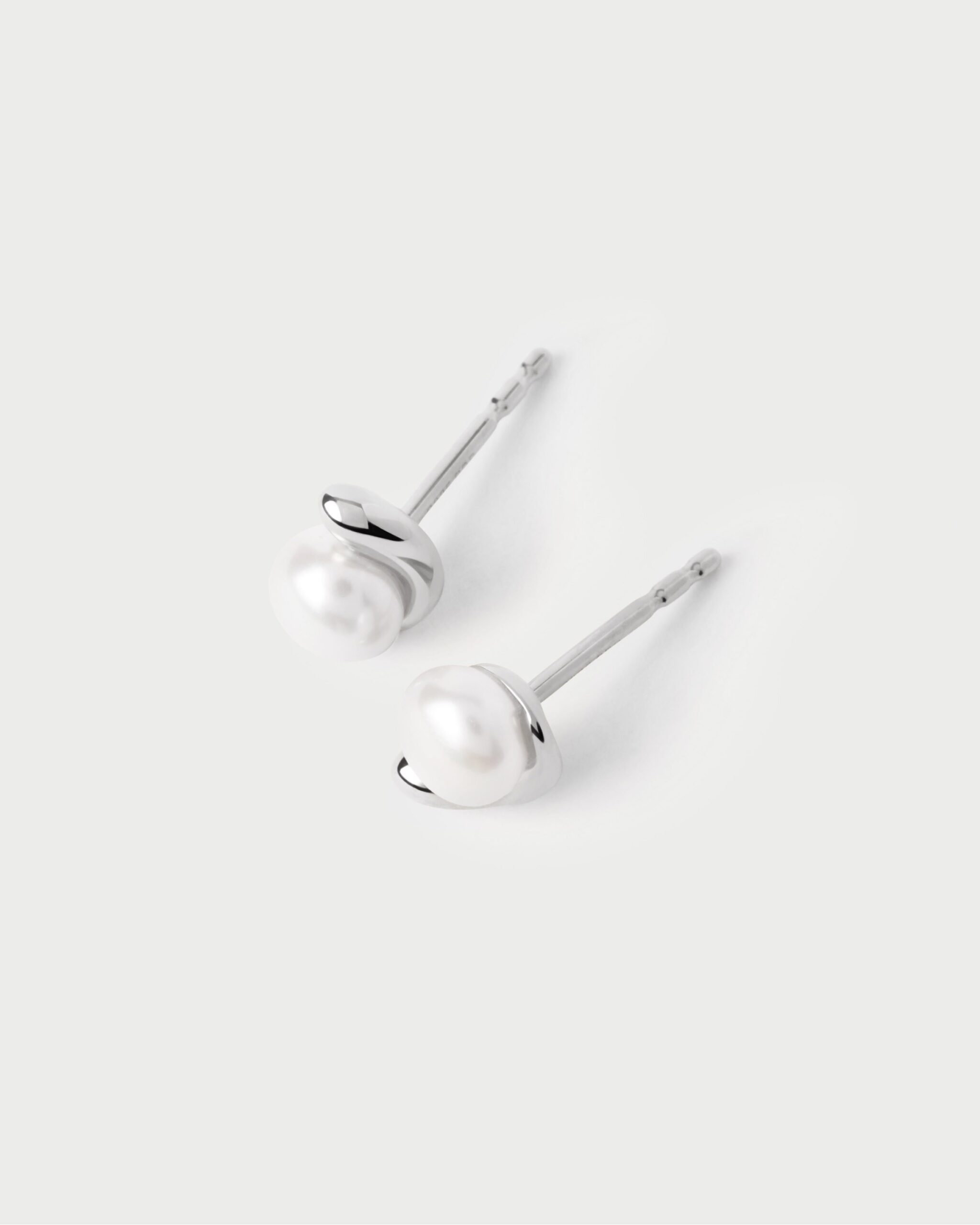 La perla mini stud earrings