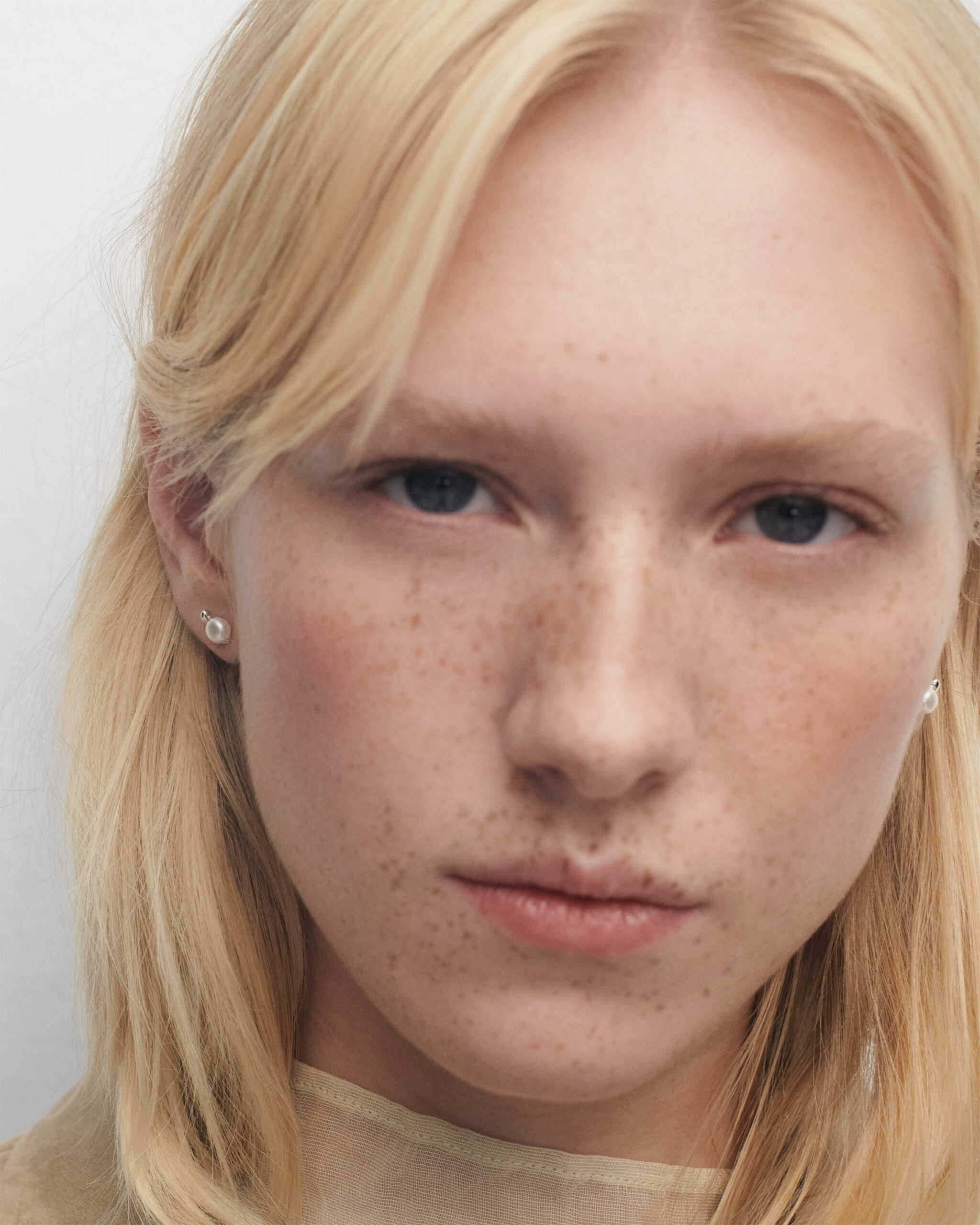 La perla mini stud earrings