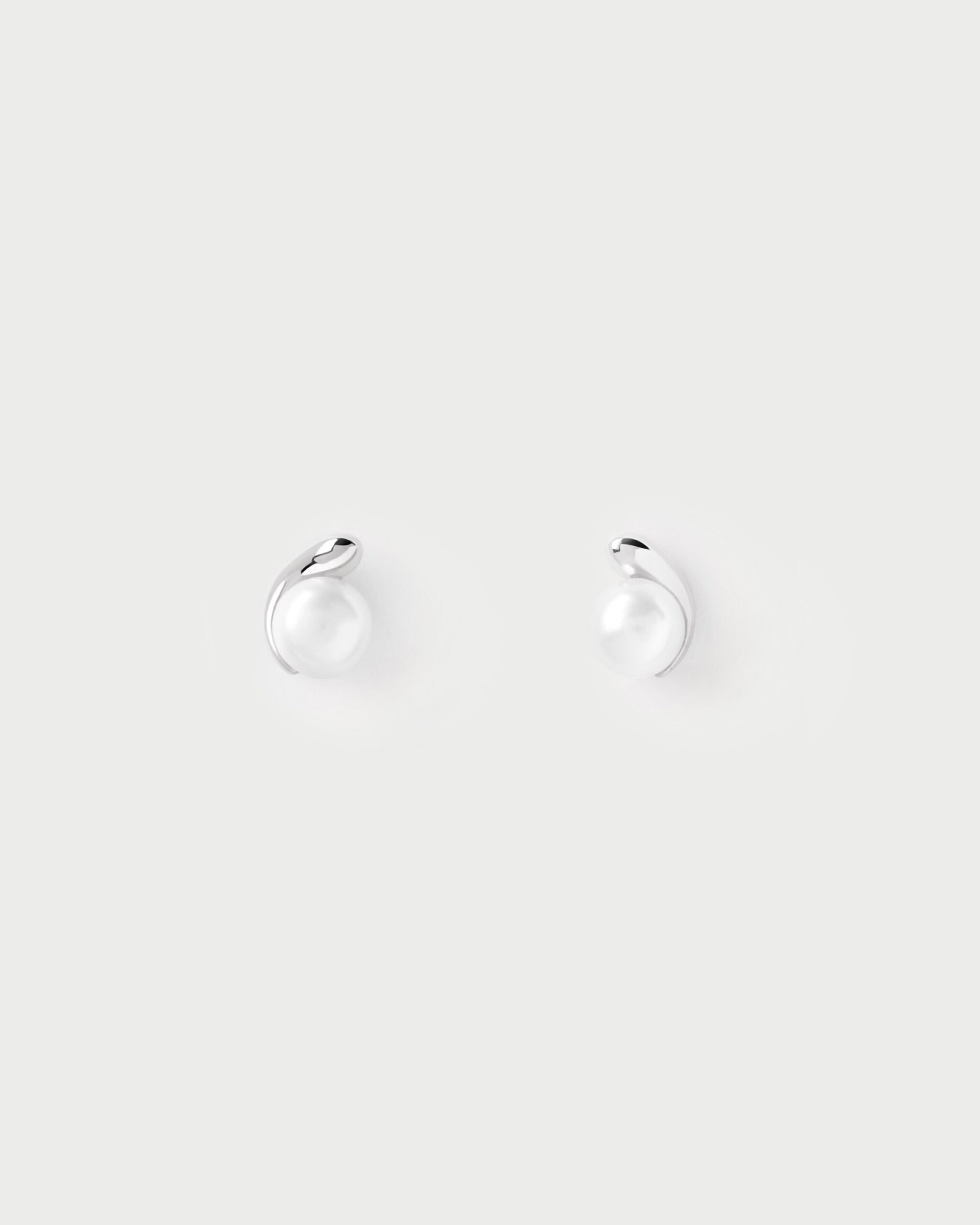 La perla mini stud earrings