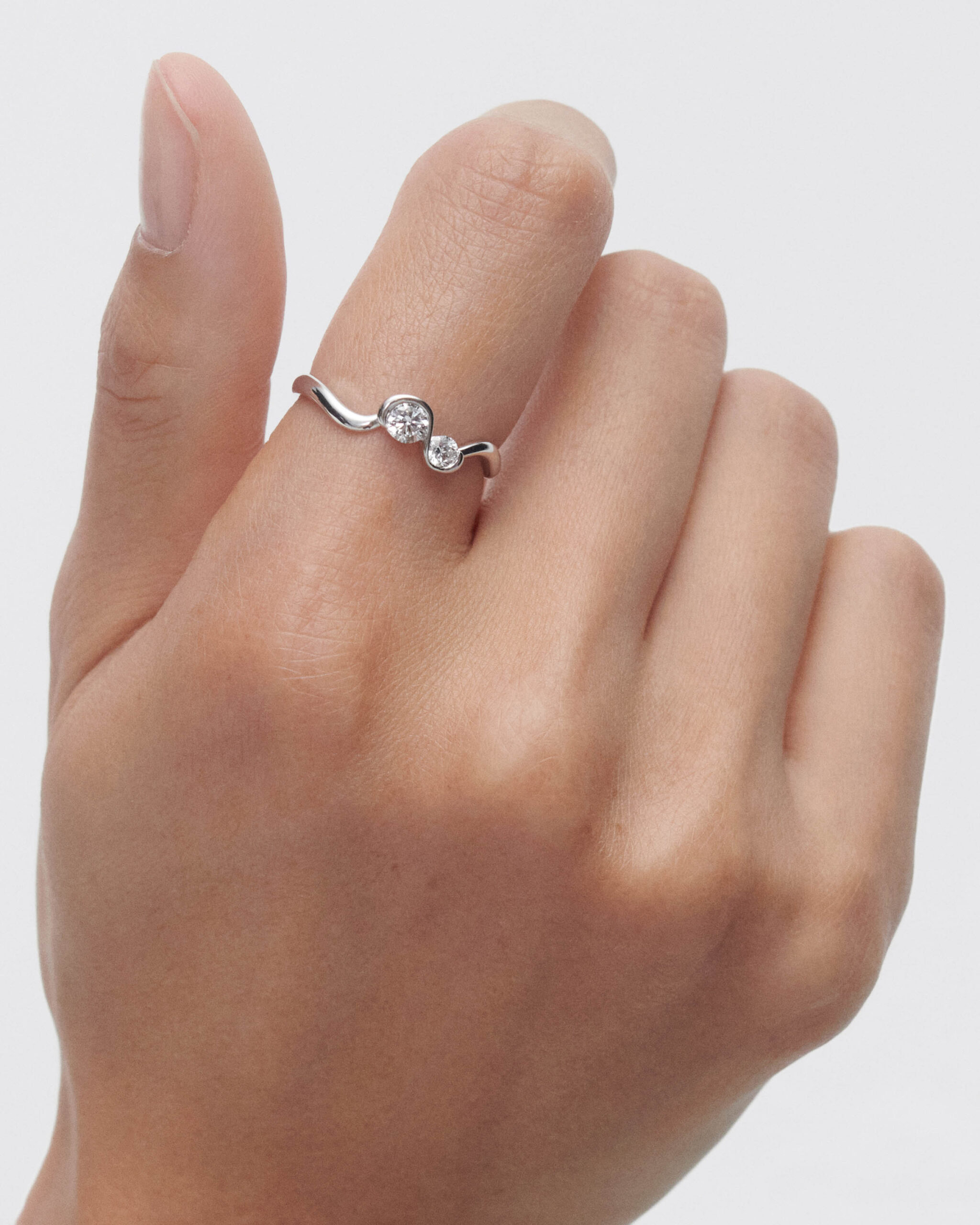 Diamonds and white gold Dafne ring