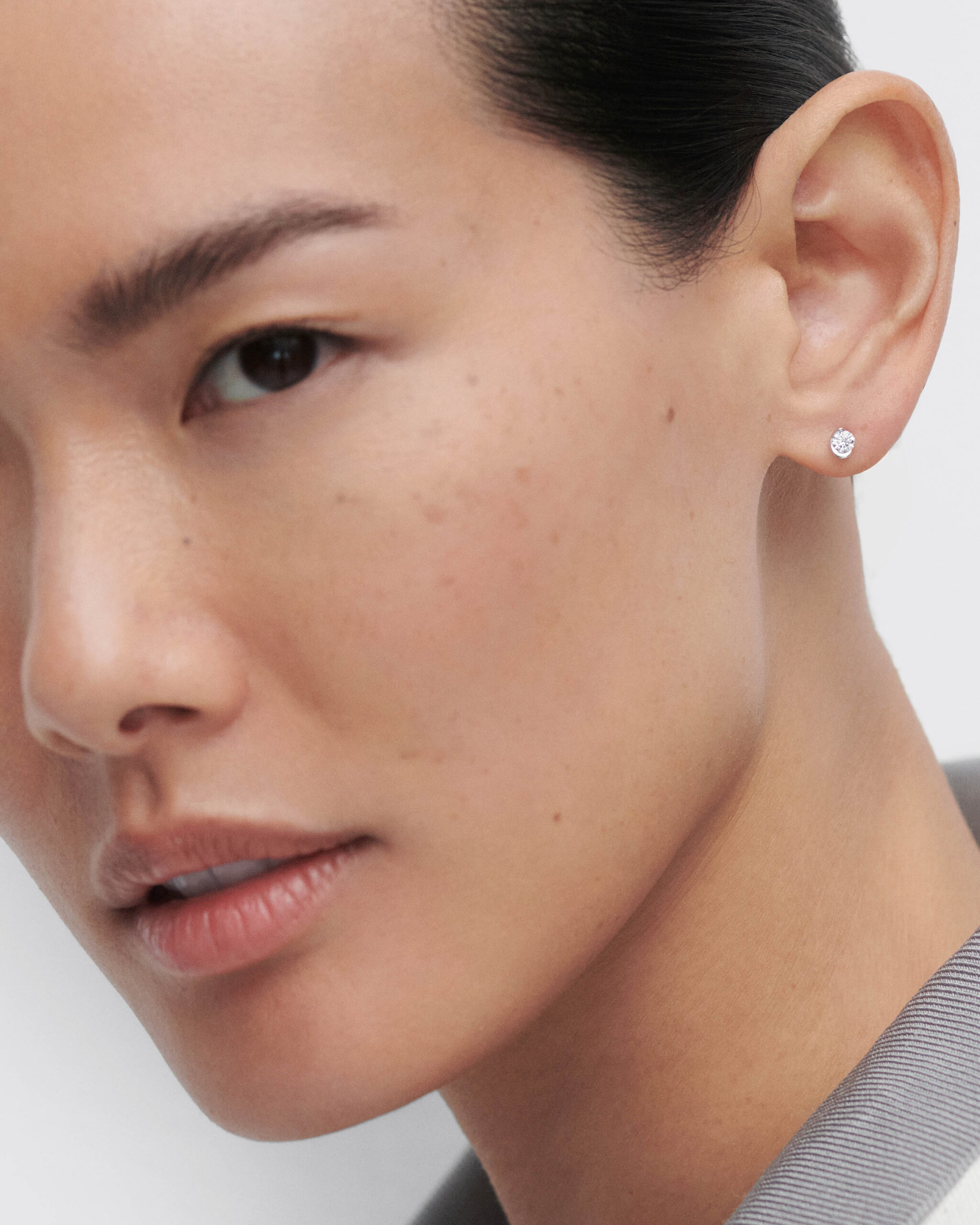 Diamonds and white gold delia stud earrings