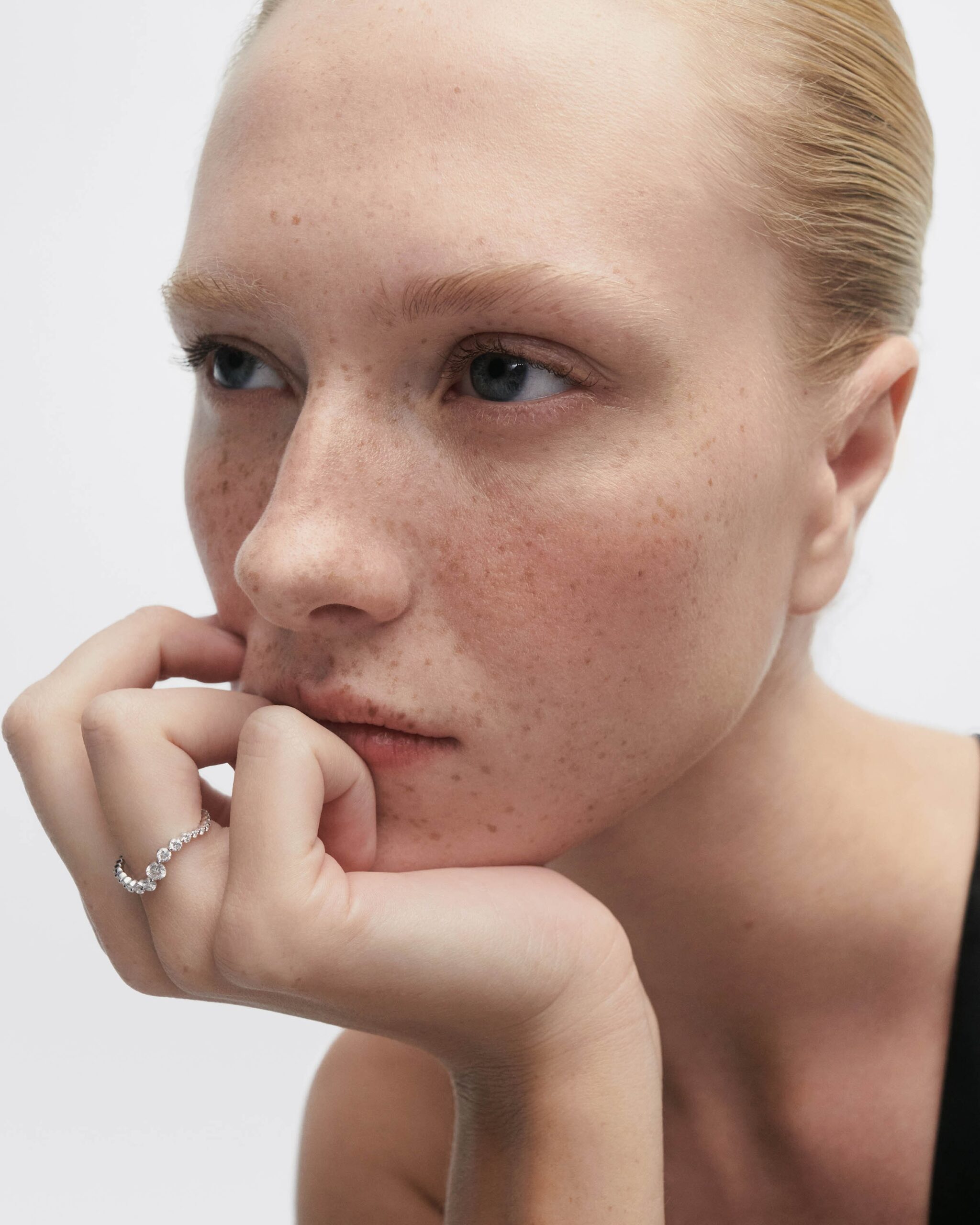 Diamonds and white gold Venus ring