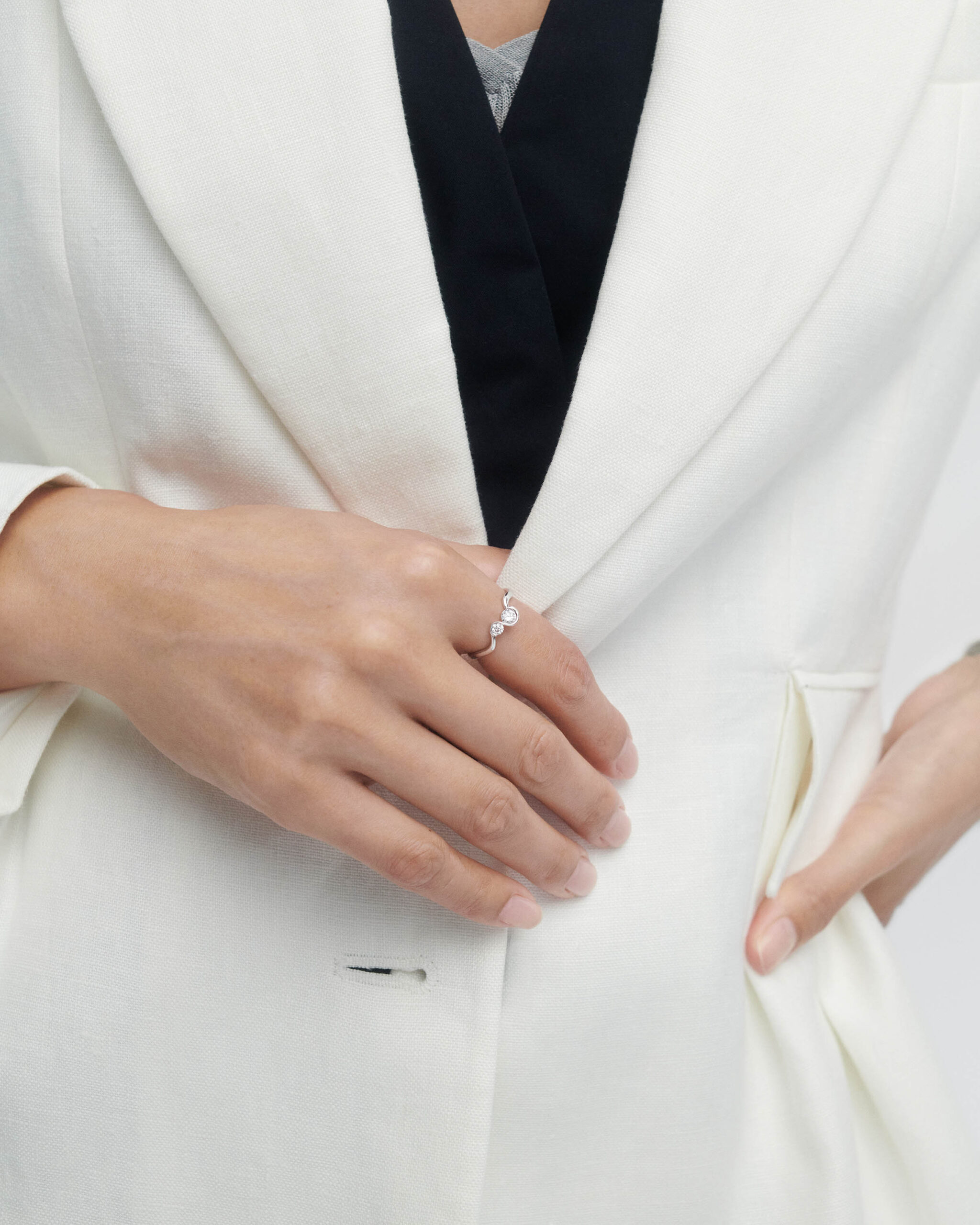 Diamonds and white gold Dafne ring