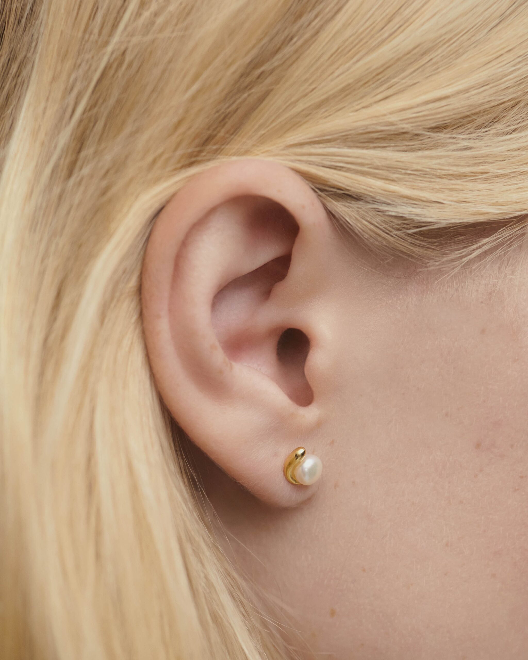 La perla mini stud earrings