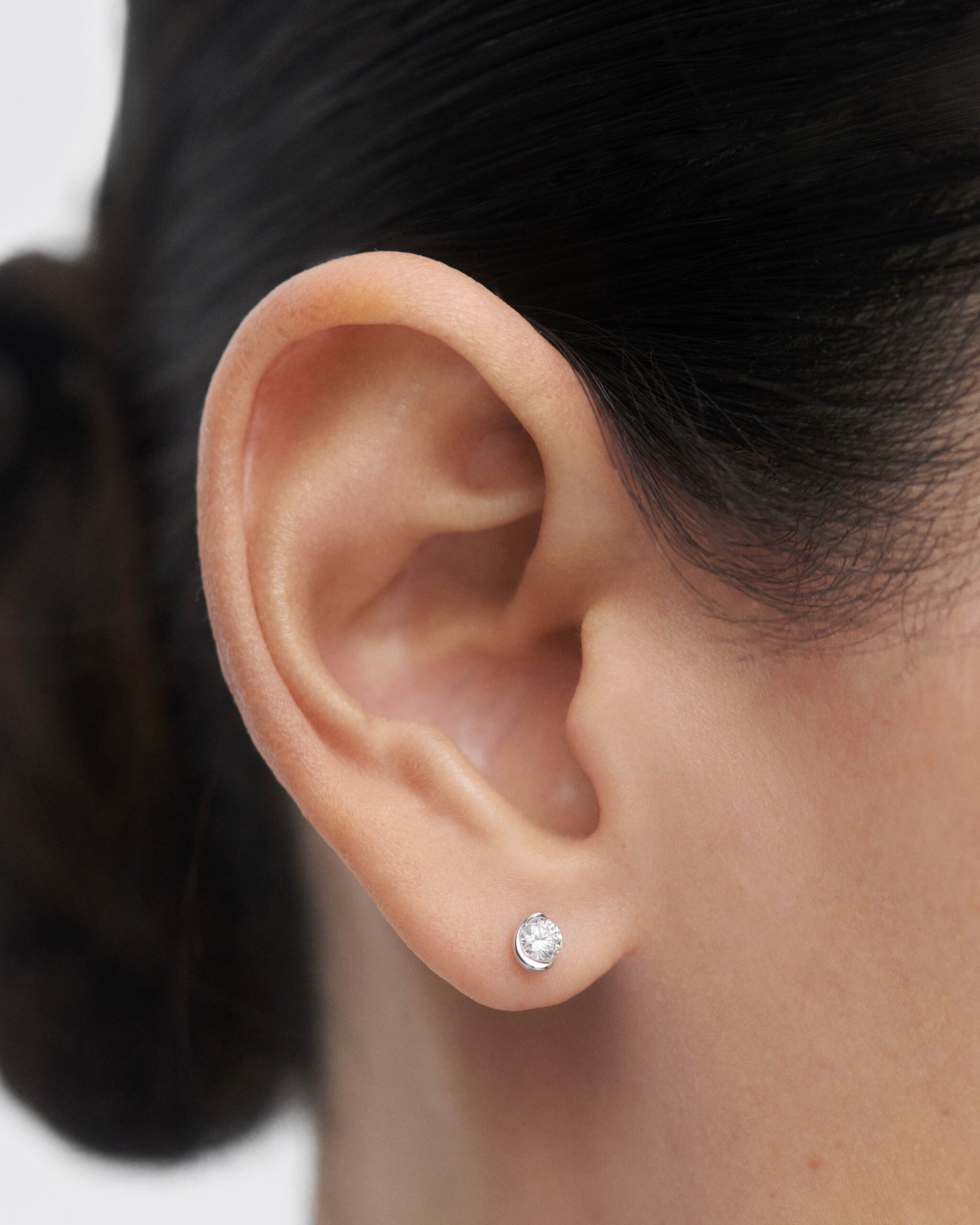 Diamonds and white gold delia stud earrings