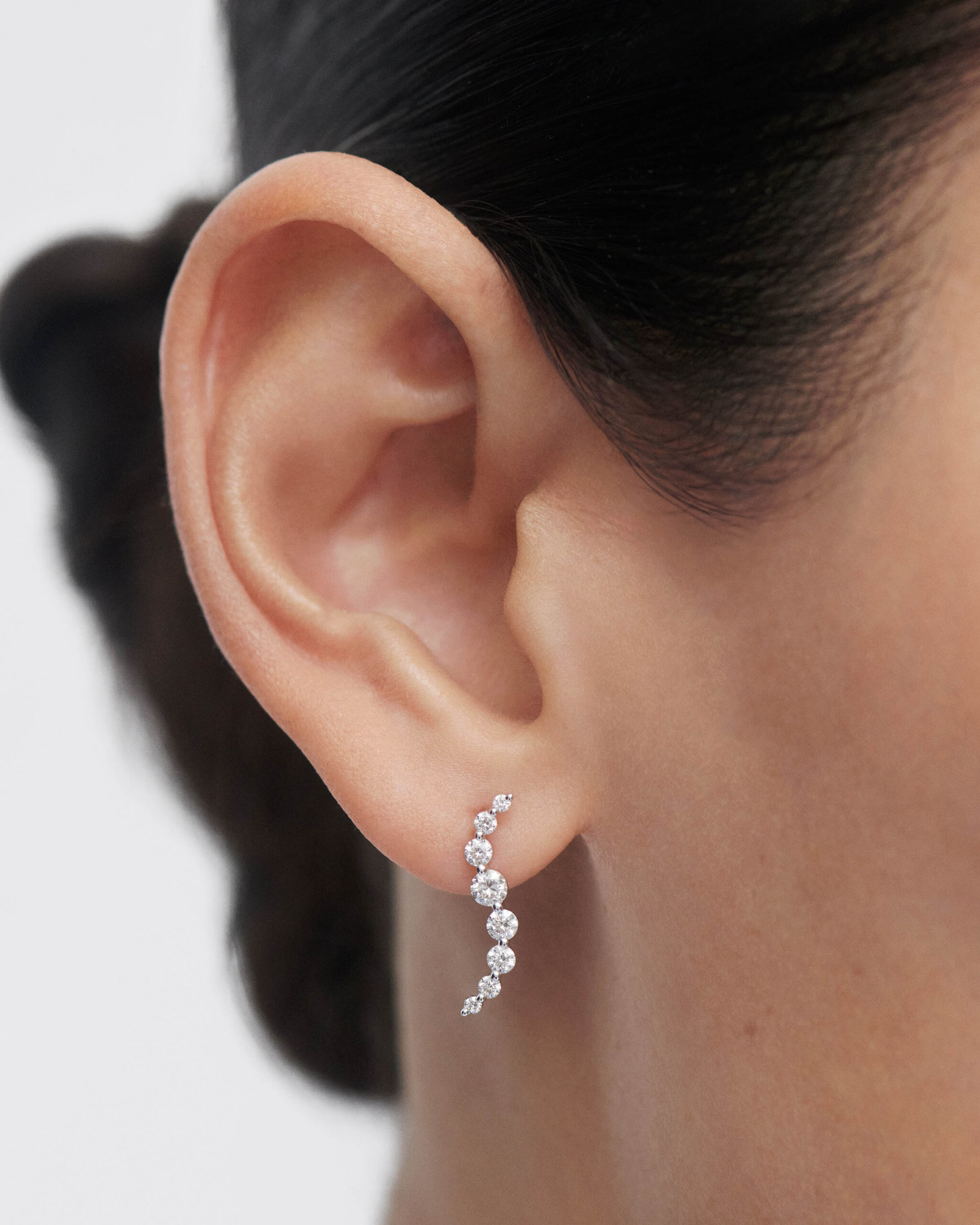 Diamonds and white gold Venus stud earrings