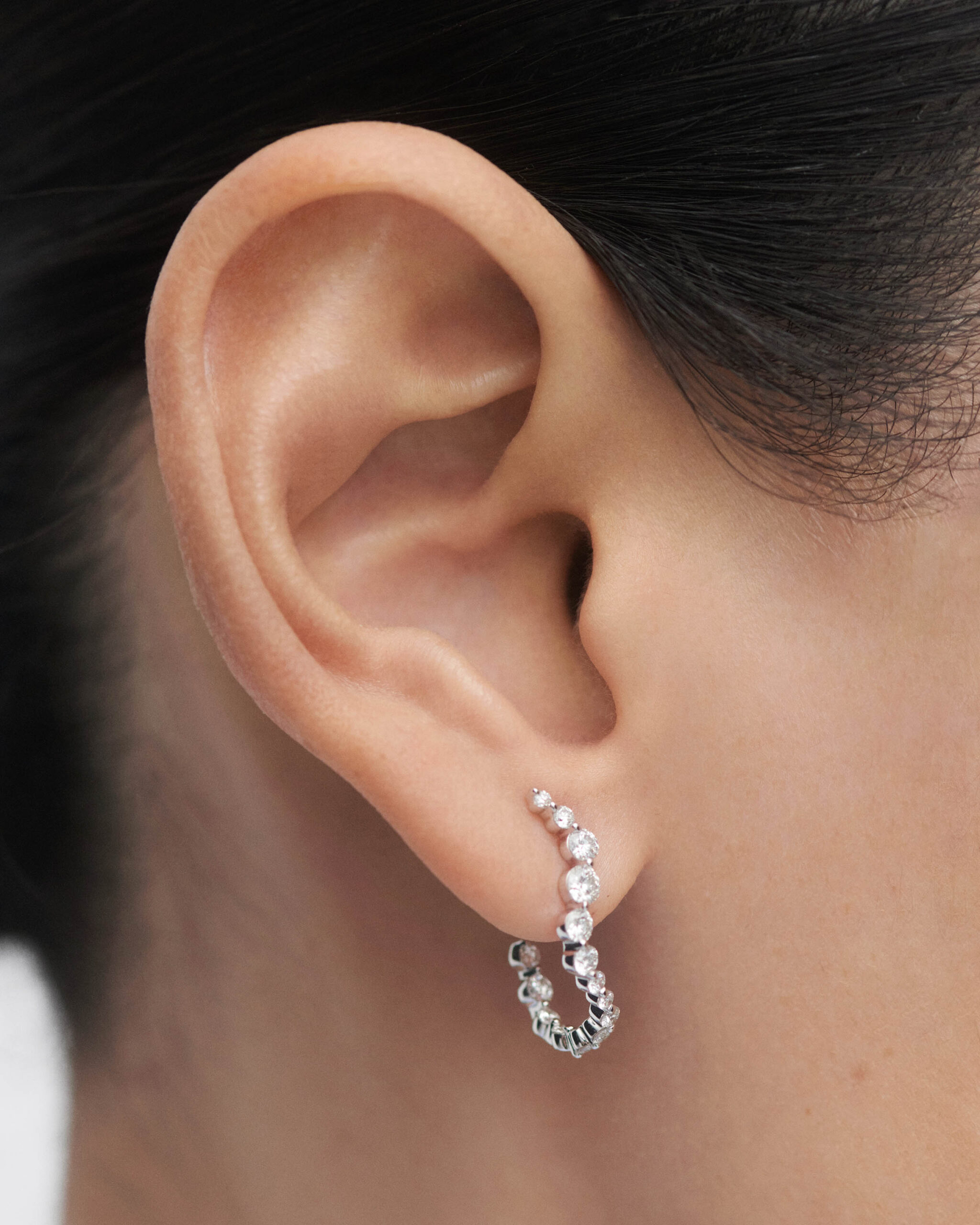 Diamonds and white gold Mini Venus hoops