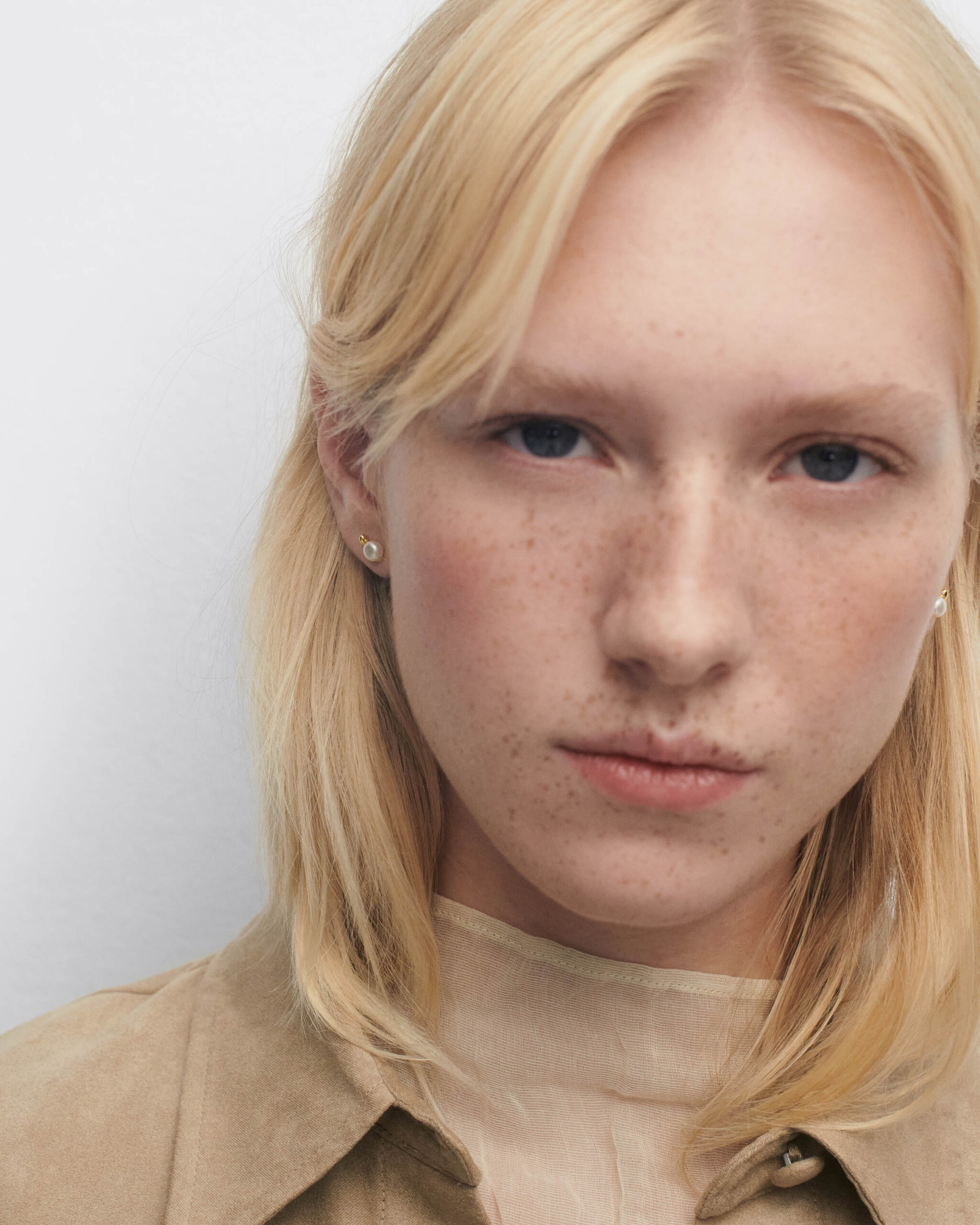 La perla mini stud earrings