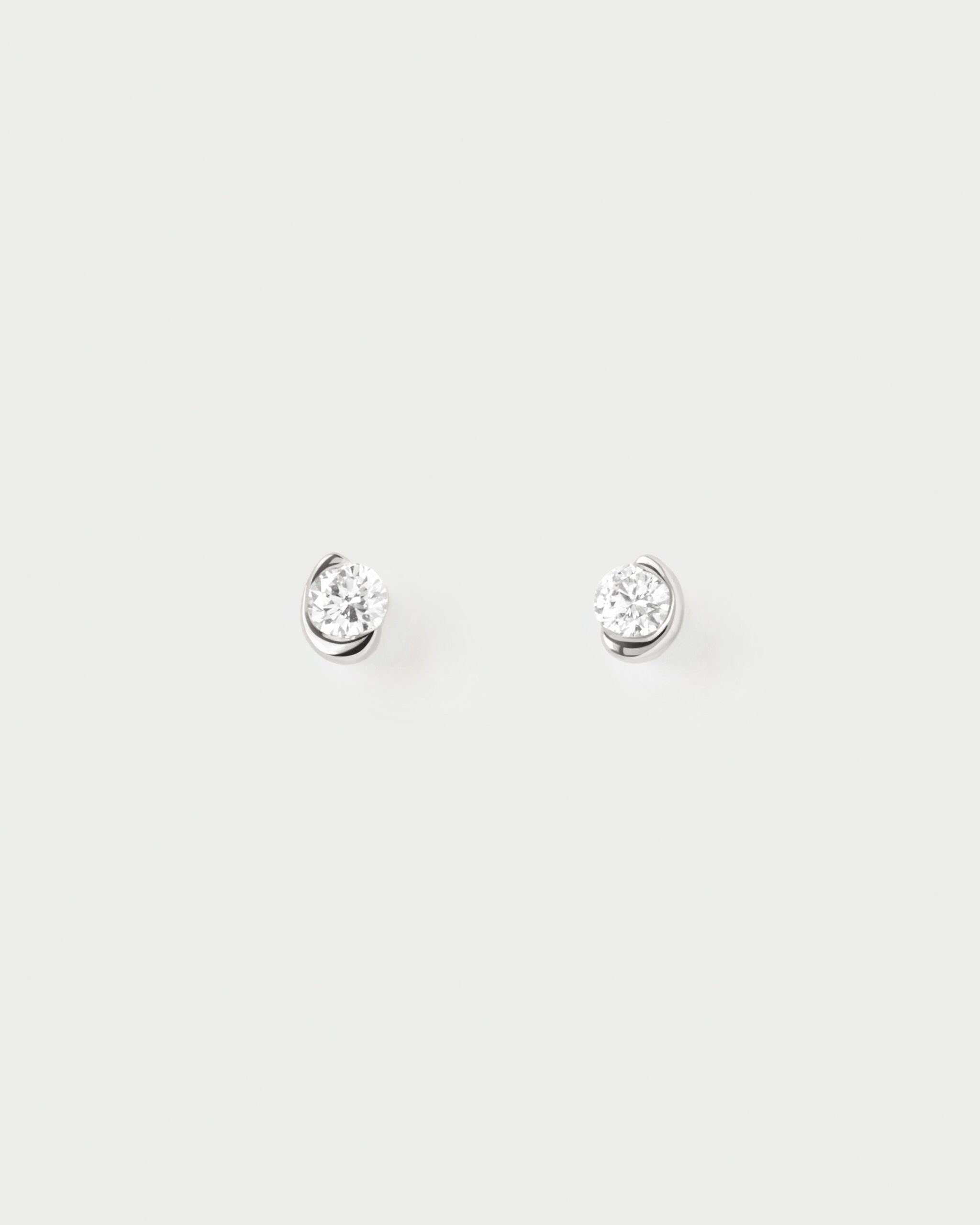 Diamonds and white gold delia stud earrings