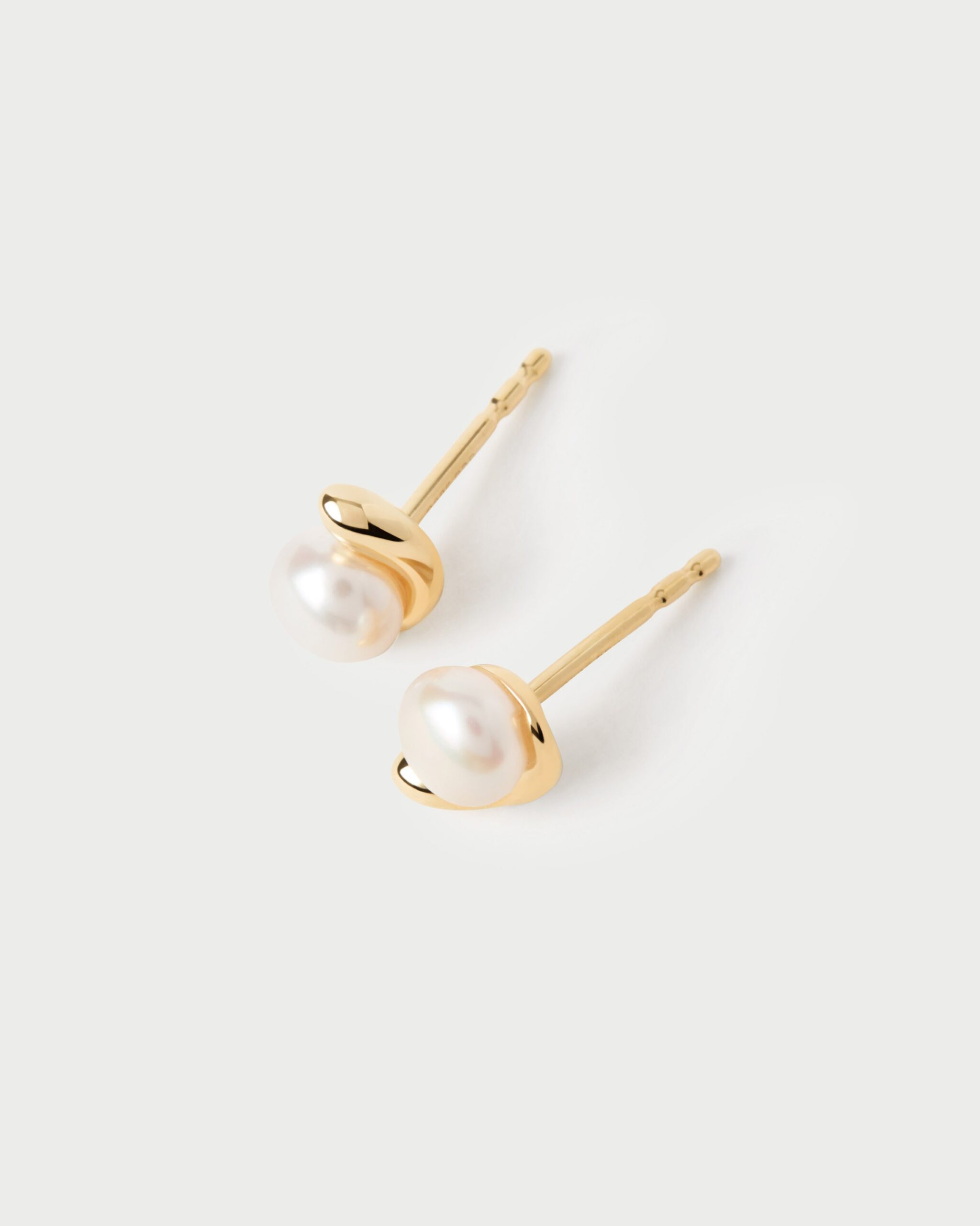 La perla mini stud earrings