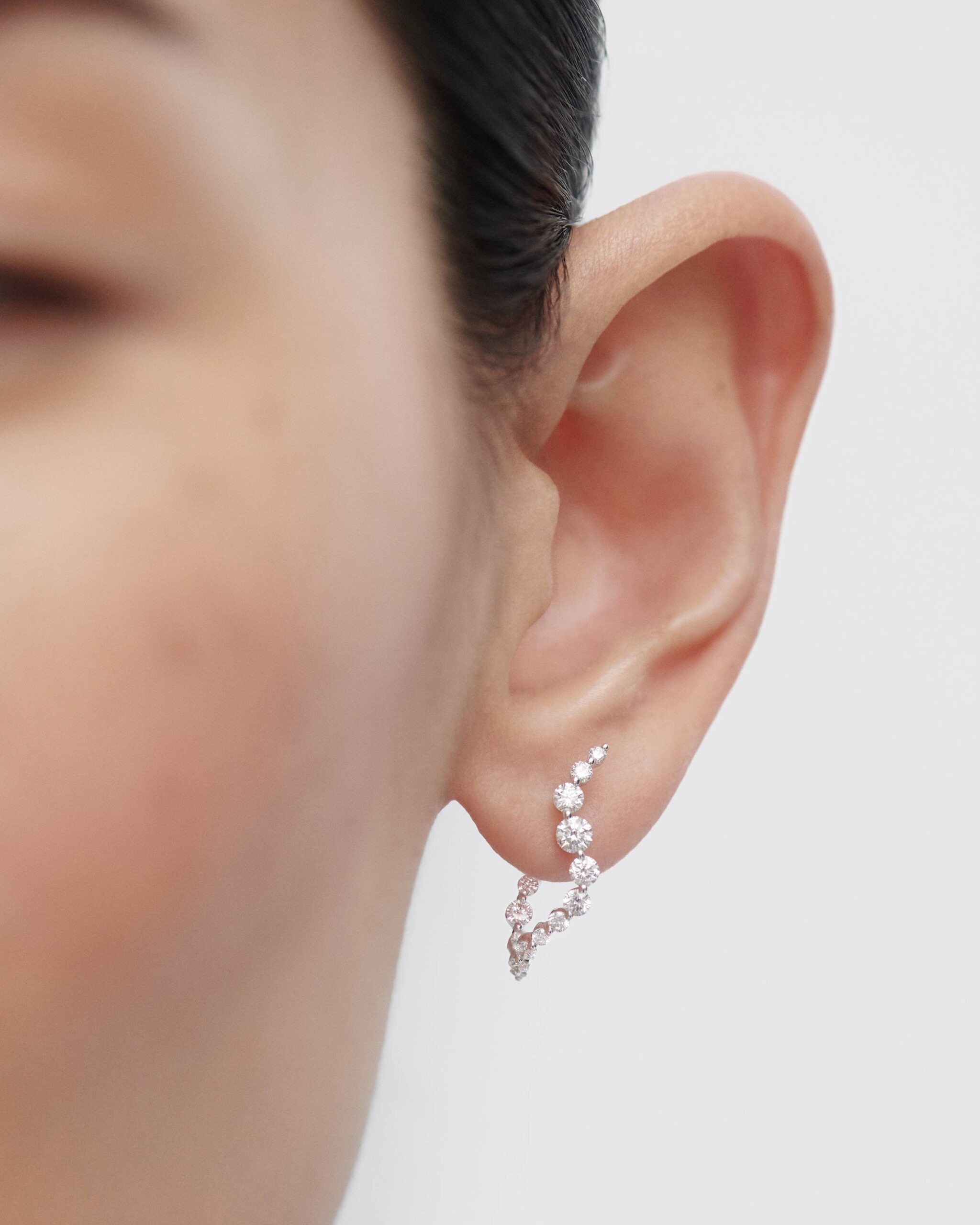 Diamonds and white gold Mini Venus hoops